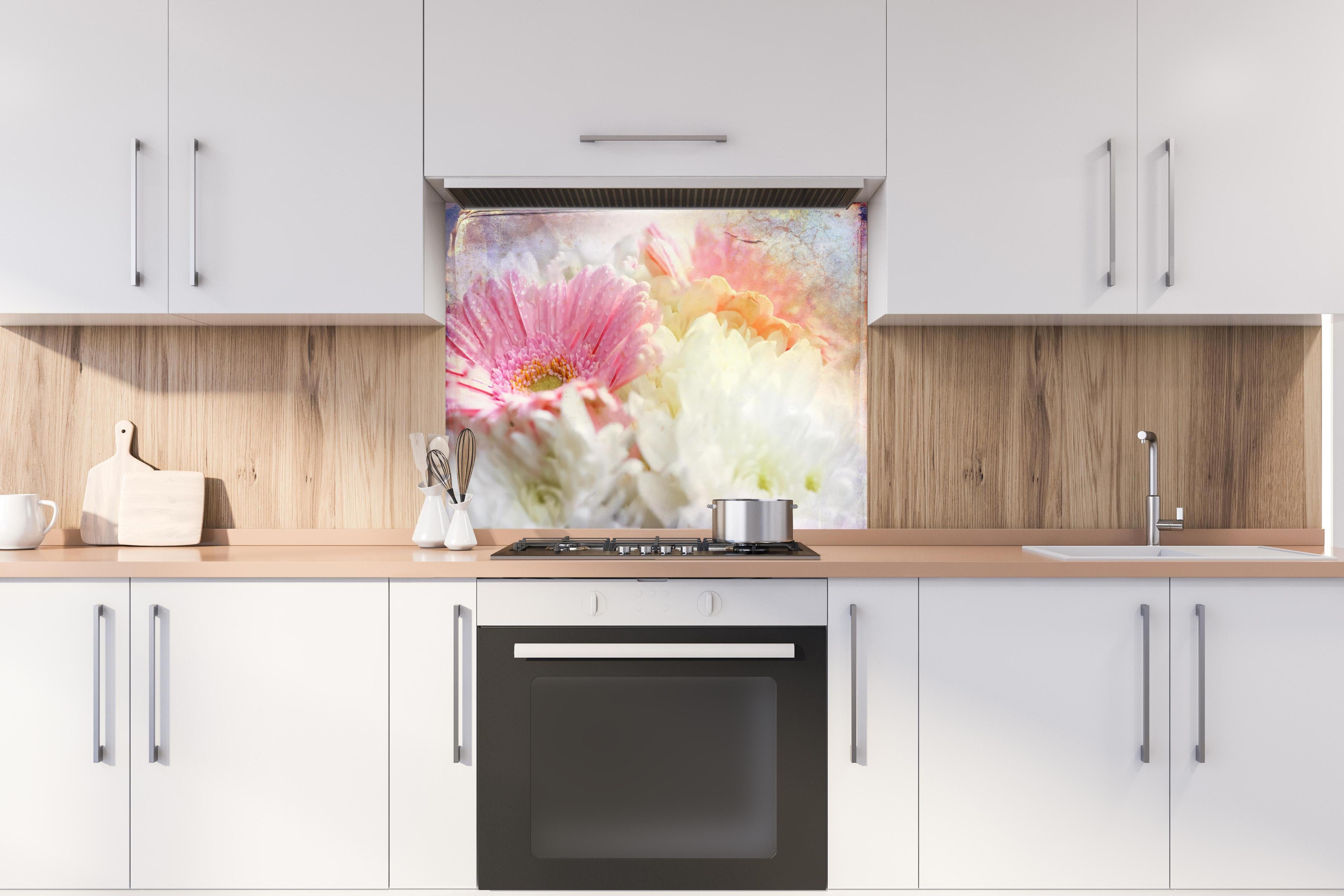 Spritzschutz - Wunderschöne Blumen - Nahaufnahme hinter einem Cerankochfeld zwischen Holz-Kochutensilien
