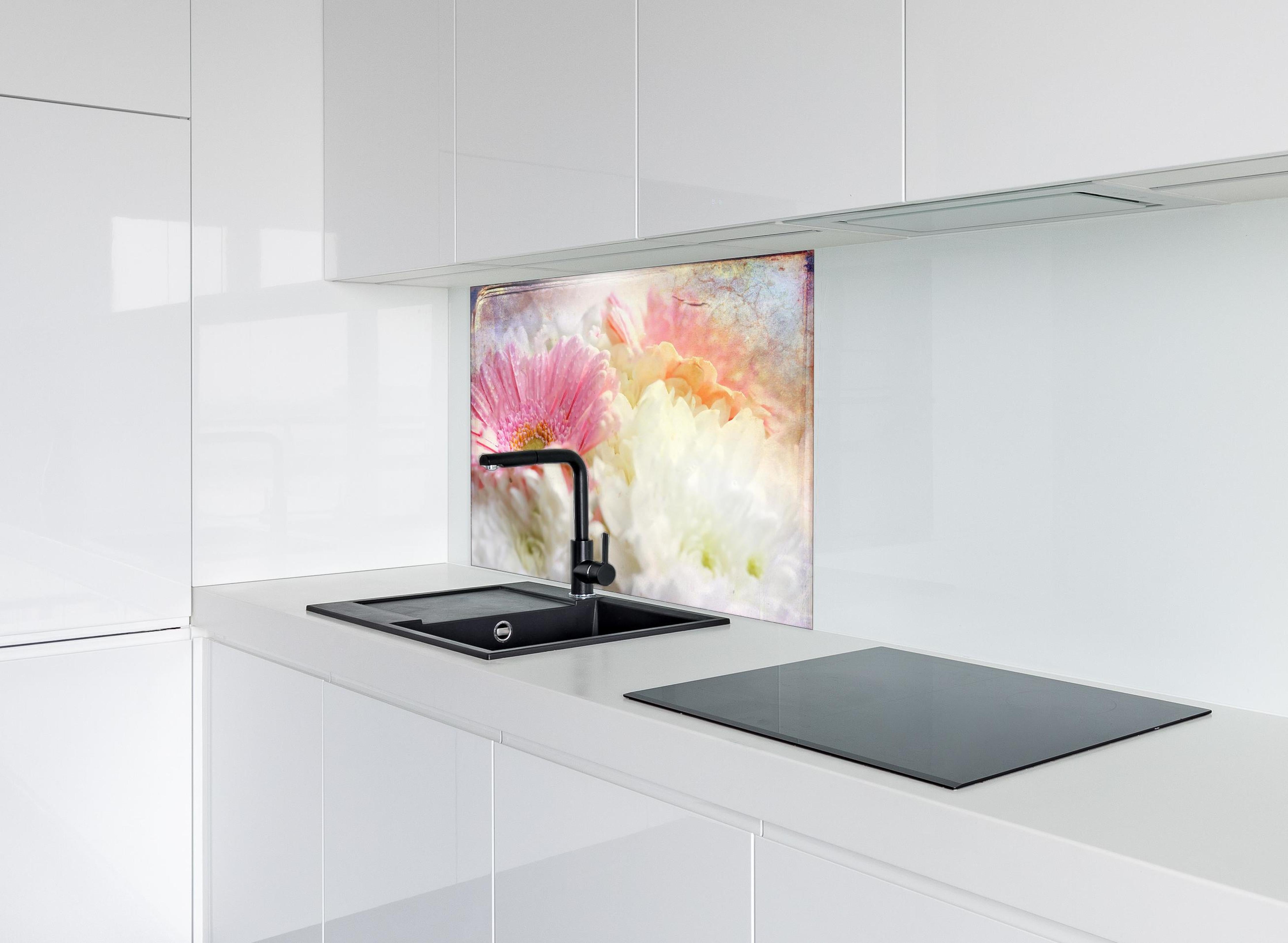 Spritzschutz - Wunderschöne Blumen - Nahaufnahme hinter einem Cerankochfeld zwischen Holz-Kochutensilien
