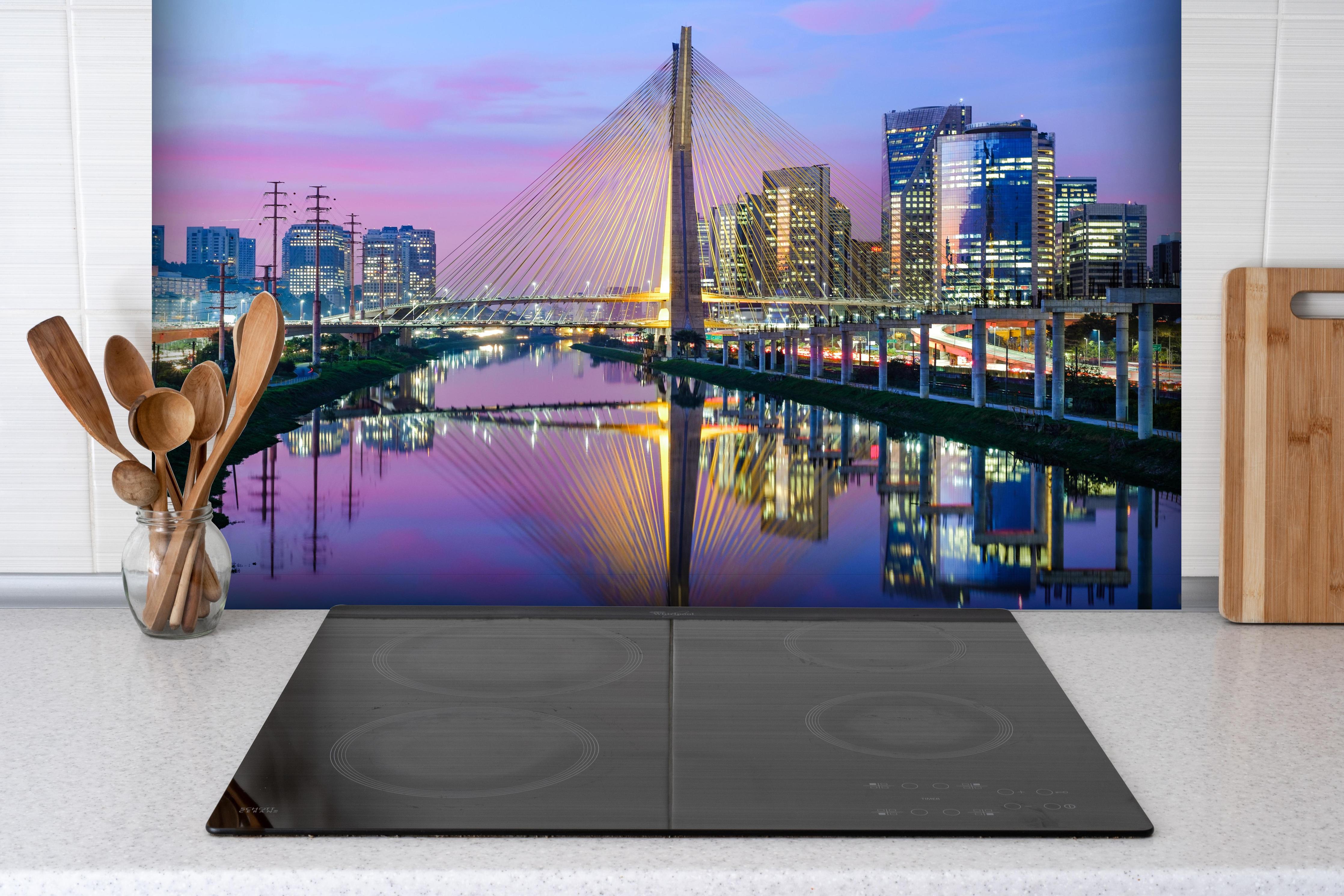 Spritzschutz - Wunderschöne Brücke - Brasilien hinter einem Cerankochfeld zwischen Holz-Kochutensilien
