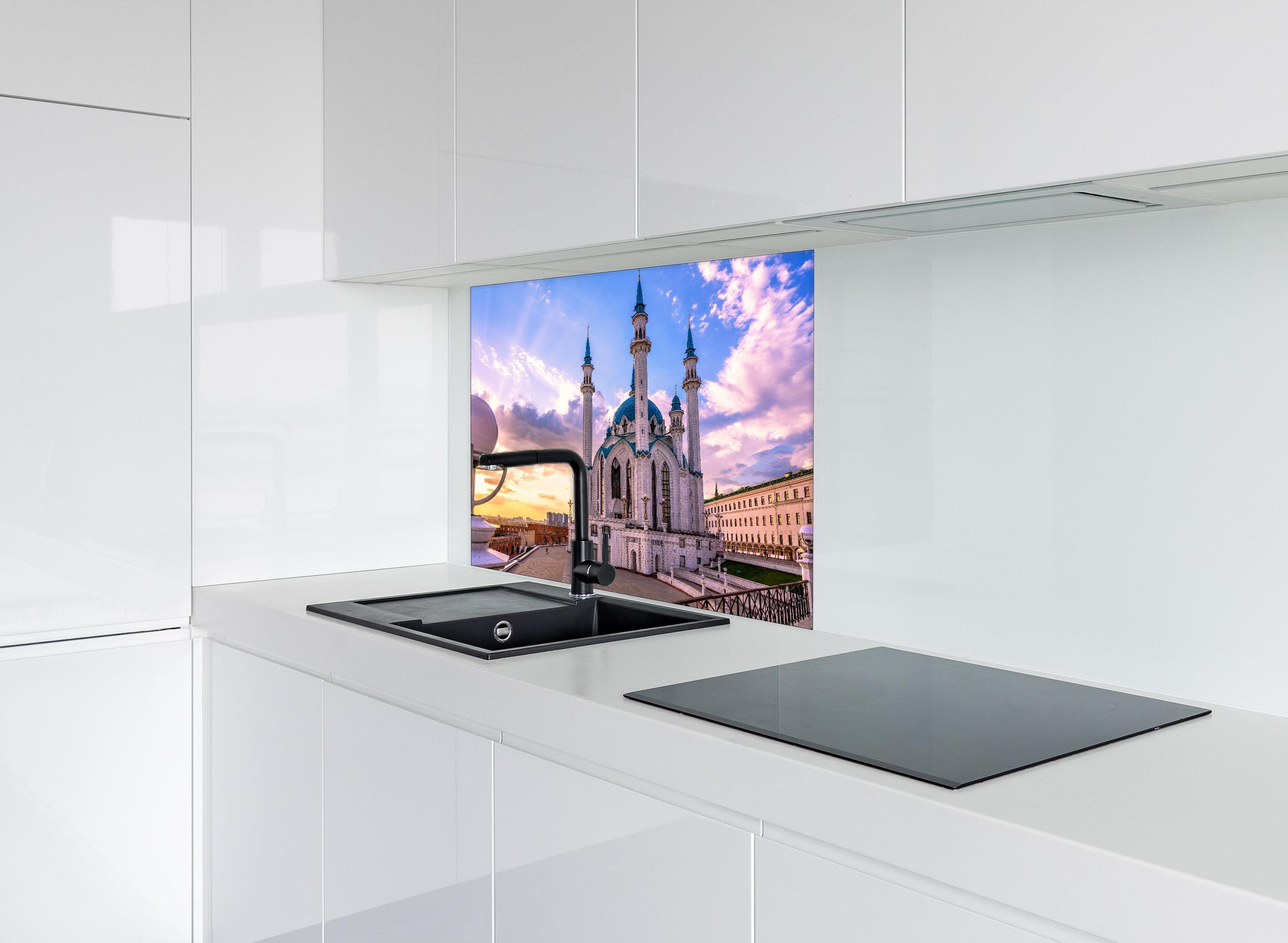 Spritzschutz - Wunderschöne Moschee - Russland hinter einem Cerankochfeld zwischen Holz-Kochutensilien
