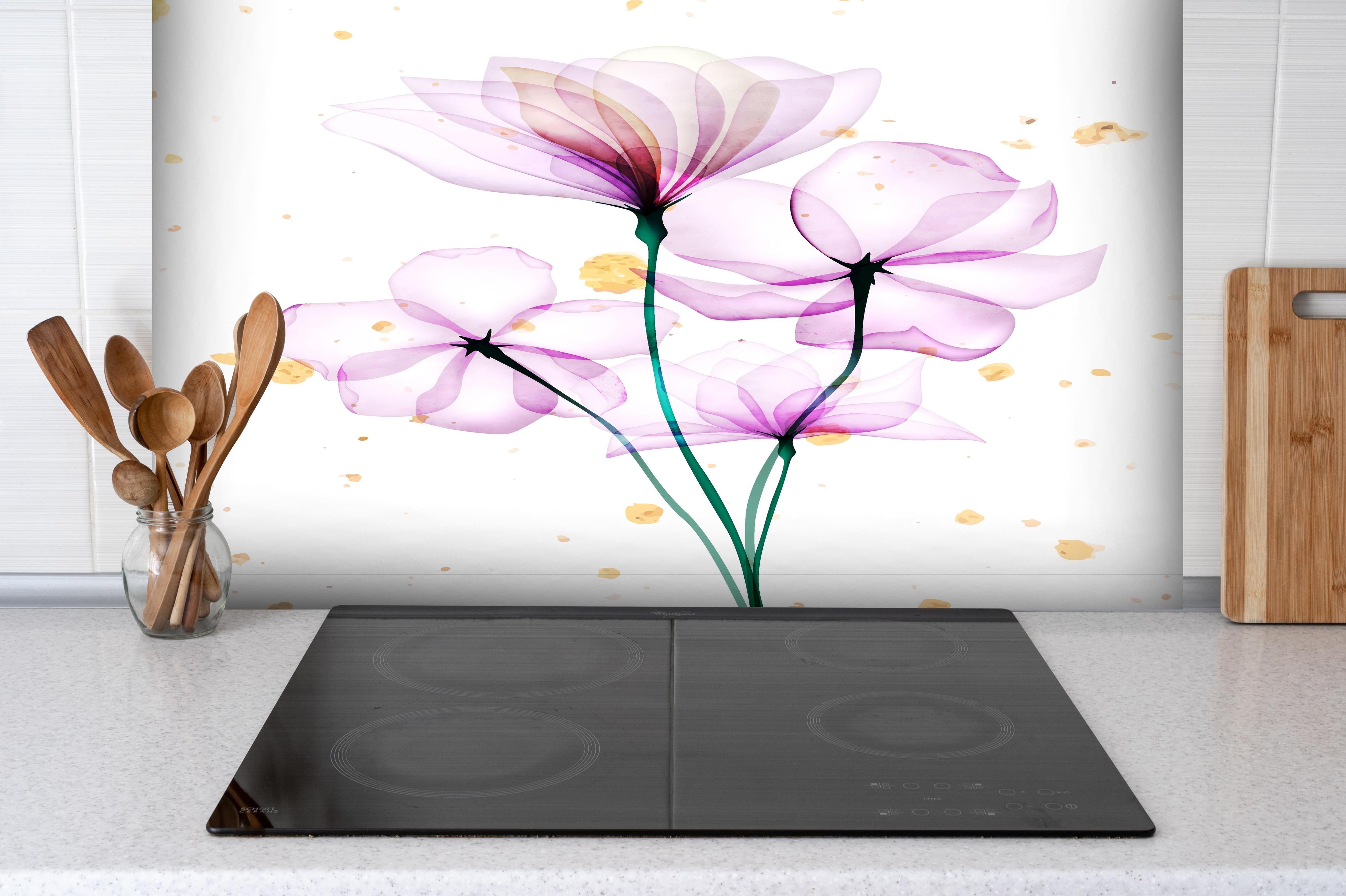 Spritzschutz - Zarte Blüten Aquarell Design Rosa Gold hinter einem Cerankochfeld zwischen Holz-Kochutensilien
