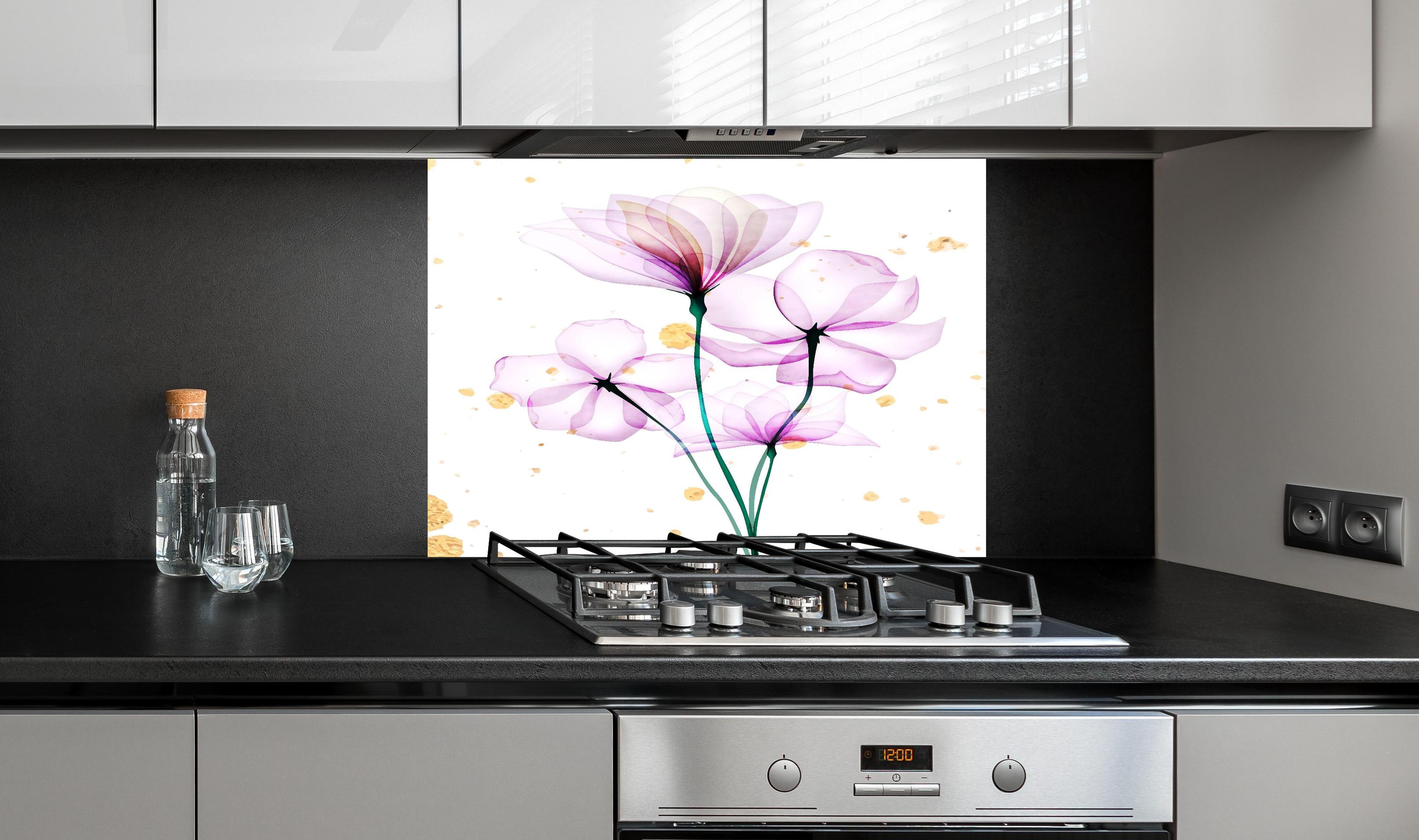 Spritzschutz - Zarte Blüten Aquarell Design Rosa Gold hinter einem Cerankochfeld zwischen Holz-Kochutensilien
