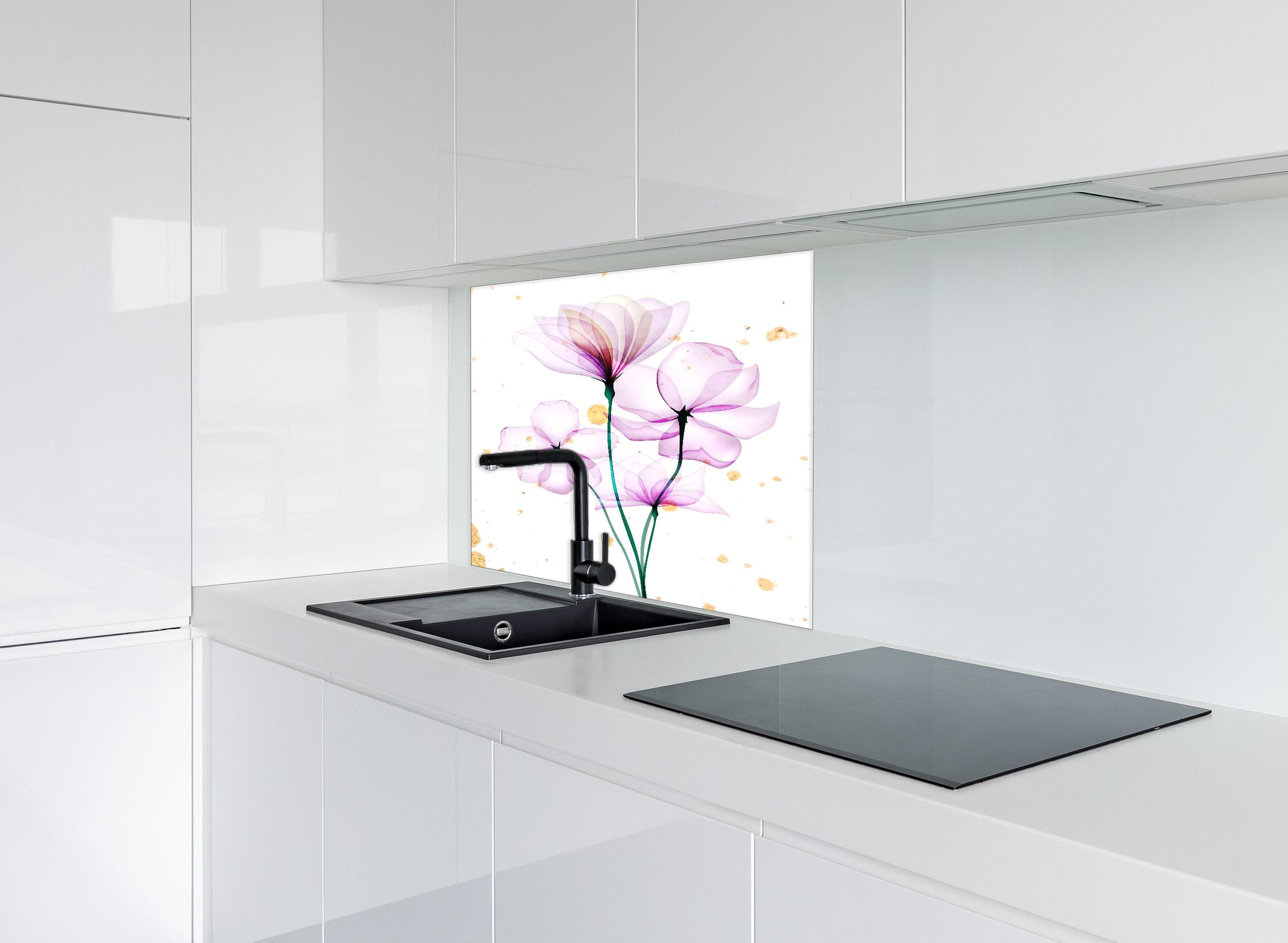 Spritzschutz - Zarte Blüten Aquarell Design Rosa Gold hinter einem Cerankochfeld zwischen Holz-Kochutensilien
