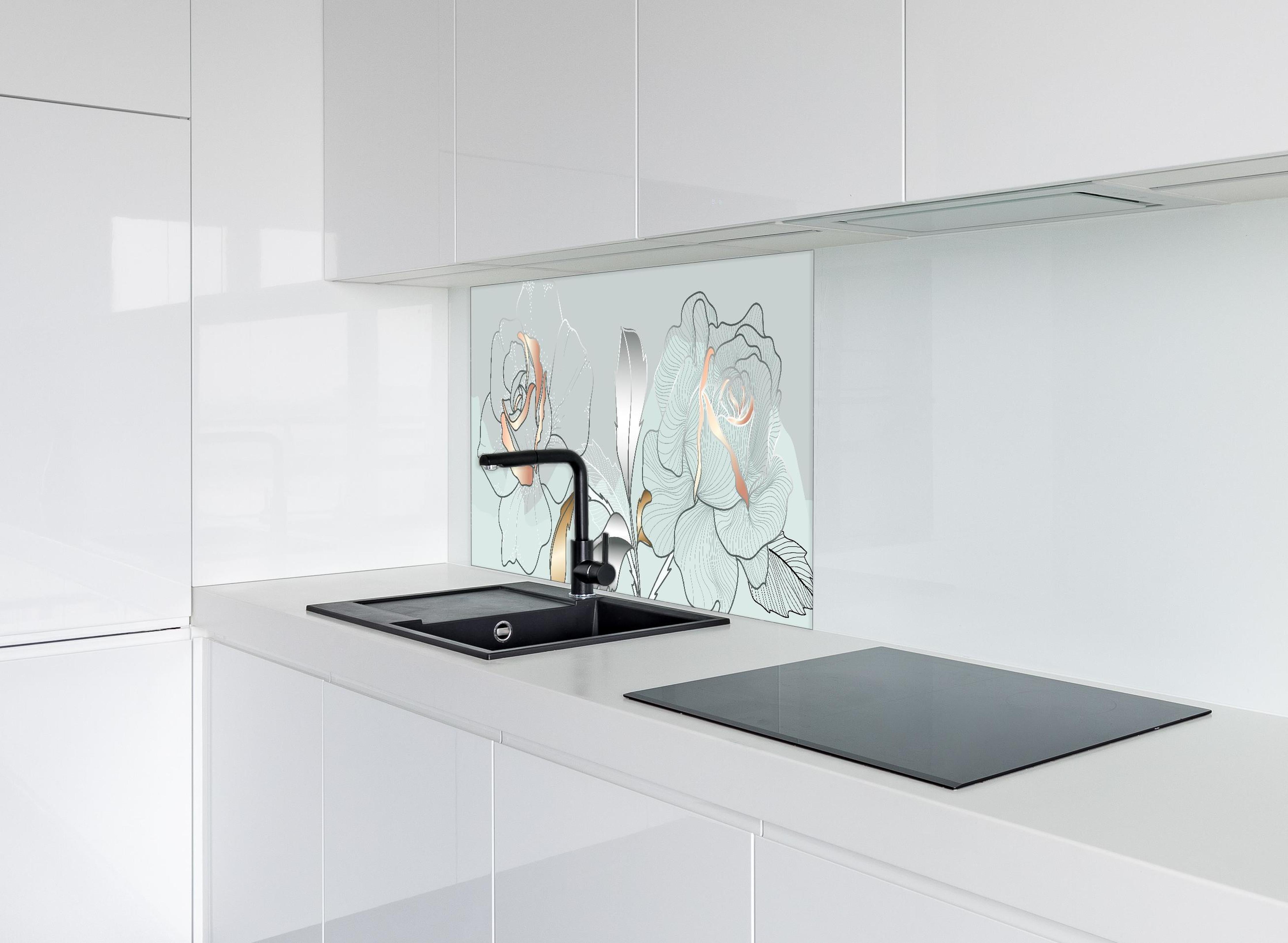 Spritzschutz - Zarte Grau-Weiß Gezeichnete Rosen hinter einem Cerankochfeld zwischen Holz-Kochutensilien
