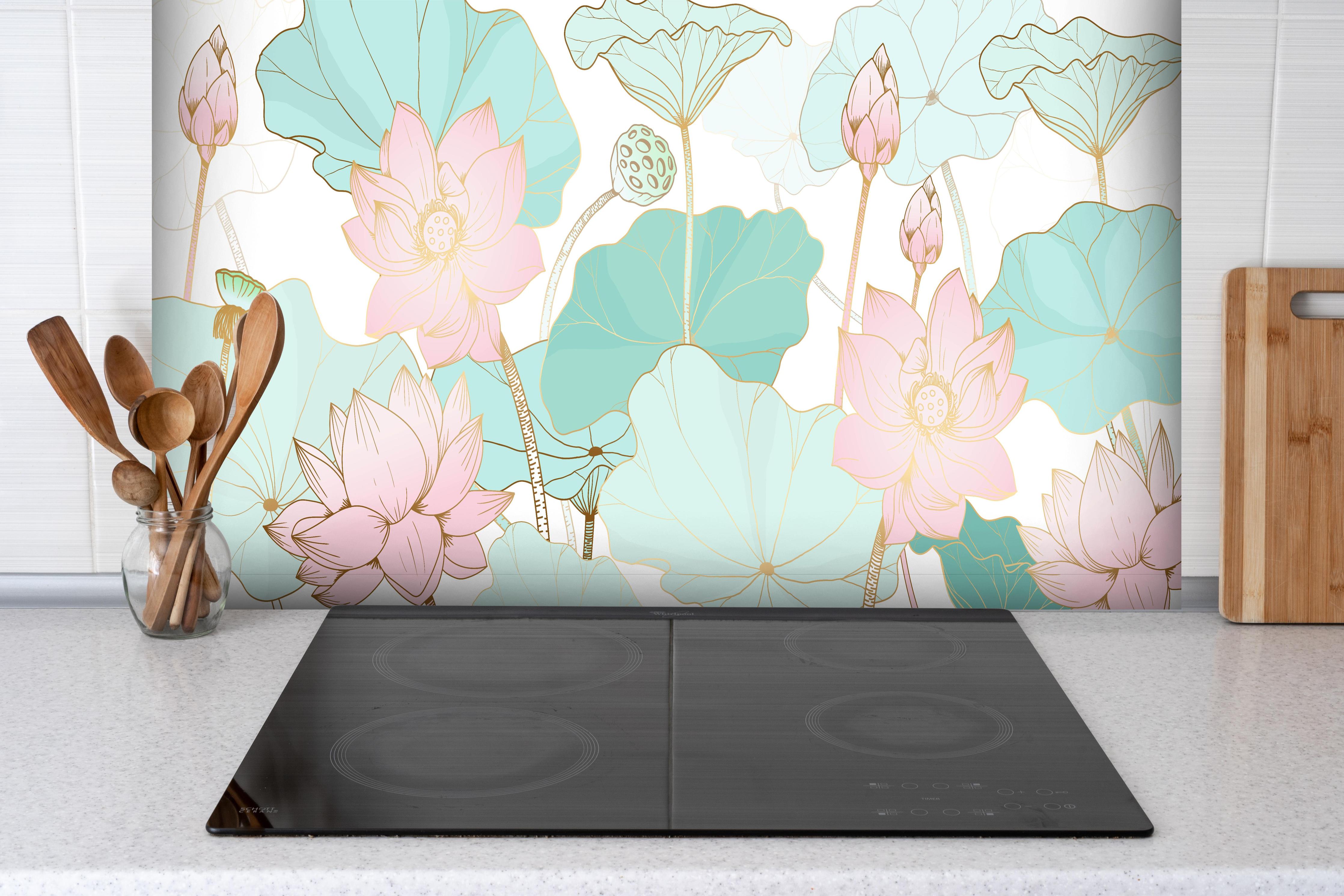 Spritzschutz - Zarte Lotusblume Muster Illustration Pastell hinter einem Cerankochfeld zwischen Holz-Kochutensilien
