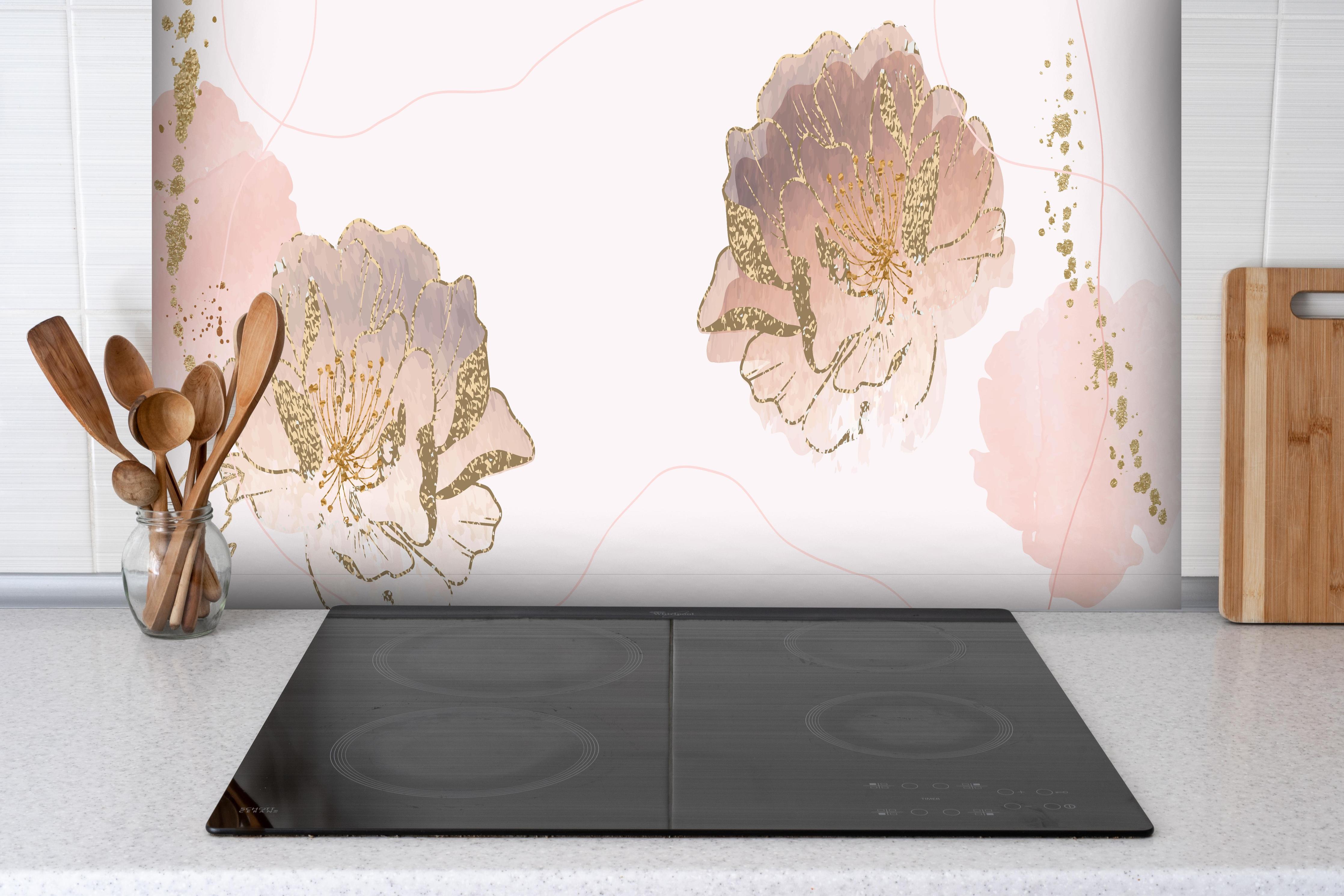 Spritzschutz - Zarte Pastell-Blumenmuster auf hellem Grund hinter einem Cerankochfeld zwischen Holz-Kochutensilien
