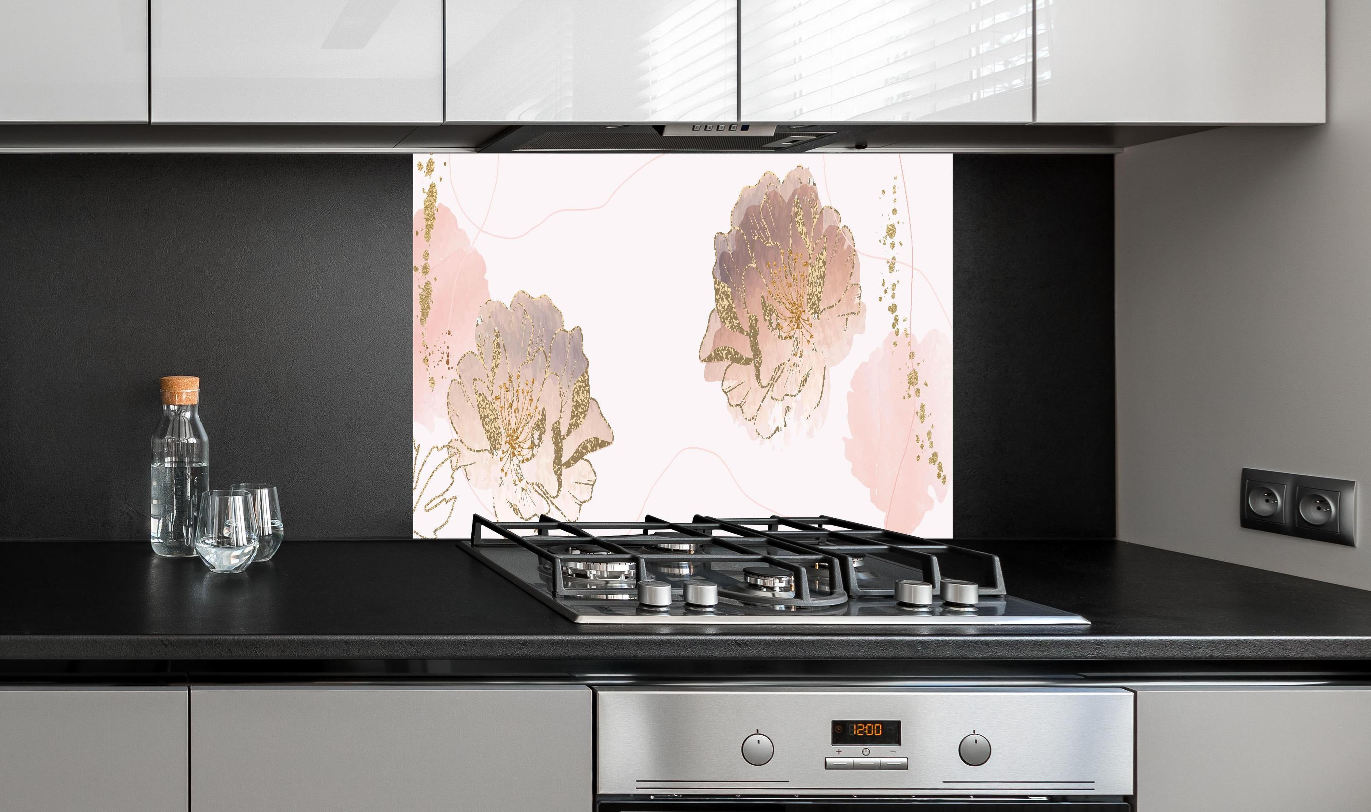 Spritzschutz - Zarte Pastell-Blumenmuster auf hellem Grund hinter einem Cerankochfeld zwischen Holz-Kochutensilien
