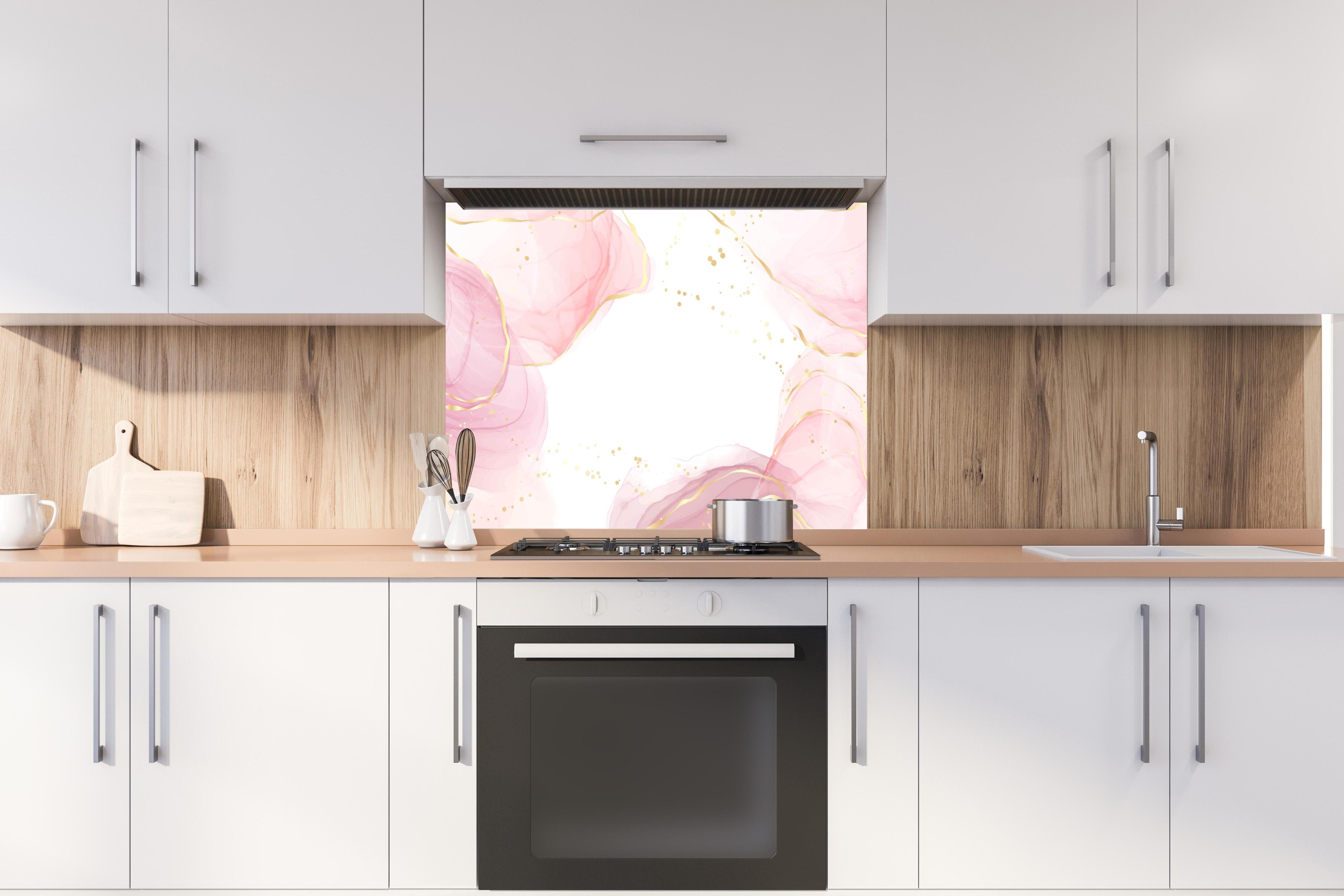 Spritzschutz - Zarte Rosa Blumen mit Goldakzenten Kunst hinter einem Cerankochfeld zwischen Holz-Kochutensilien
