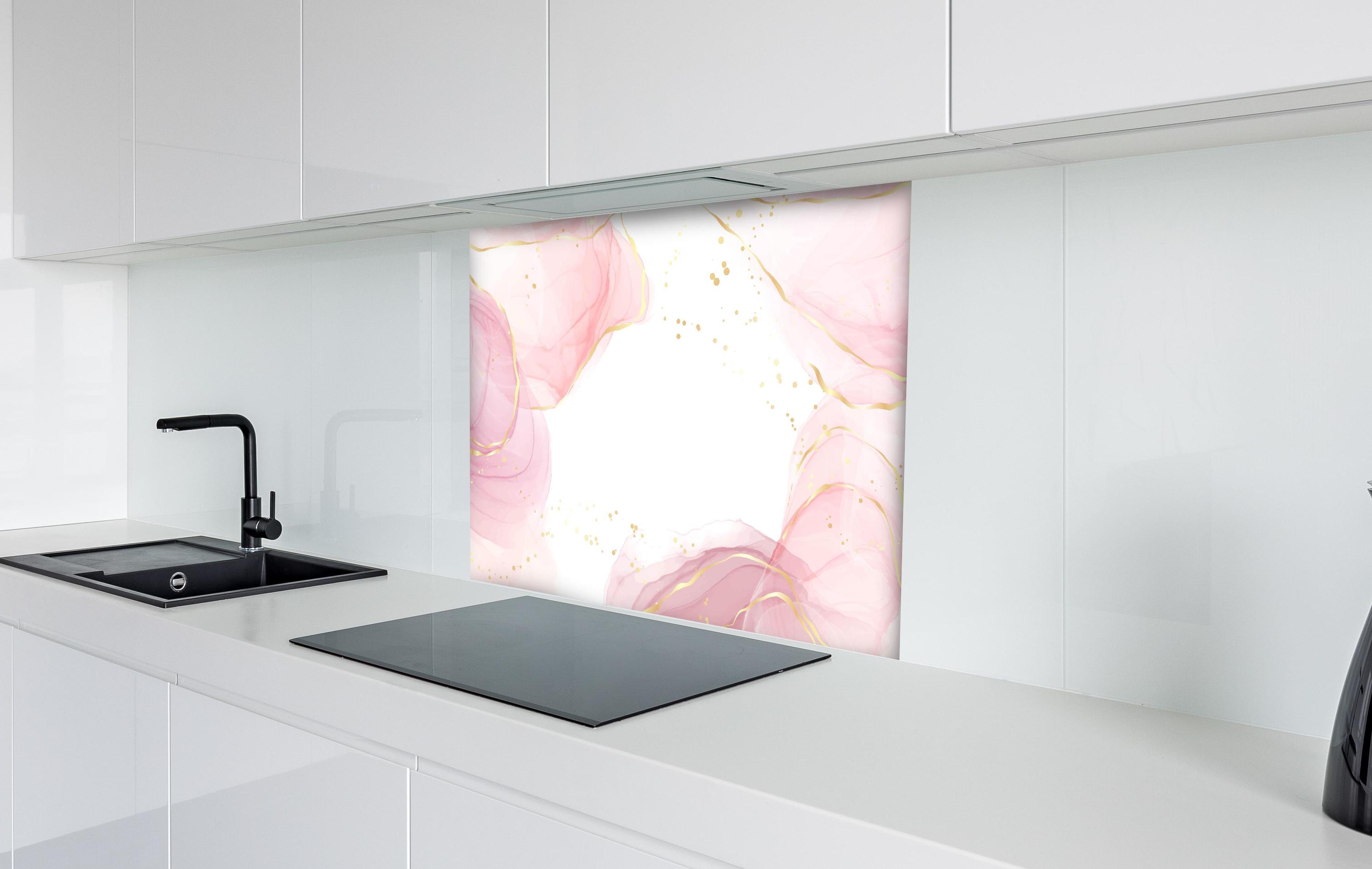 Spritzschutz - Zarte Rosa Blumen mit Goldakzenten Kunst hinter einem Cerankochfeld zwischen Holz-Kochutensilien
