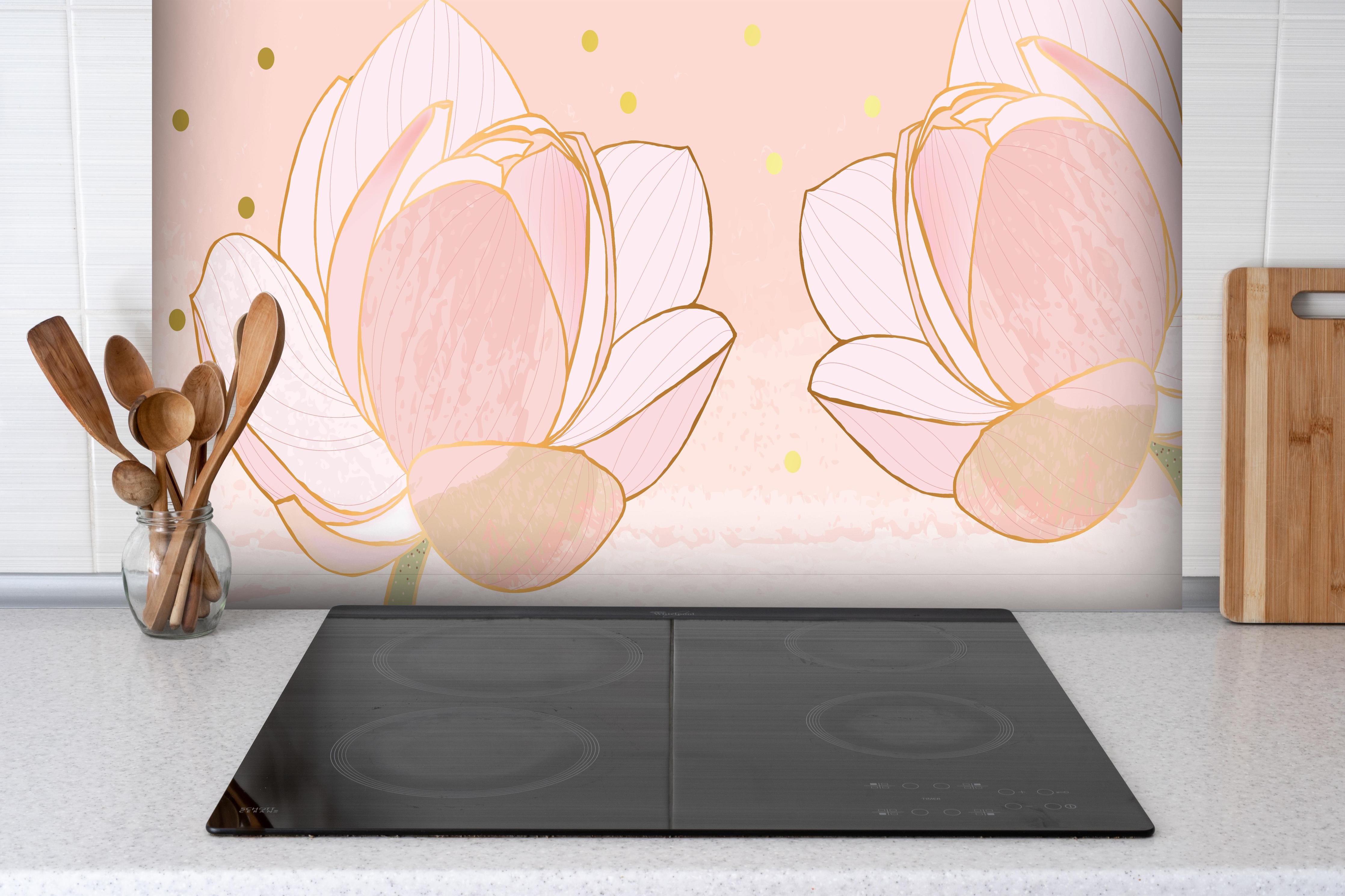Spritzschutz - Zarte Rosa Lotusblumen mit Goldenen Details hinter einem Cerankochfeld zwischen Holz-Kochutensilien
