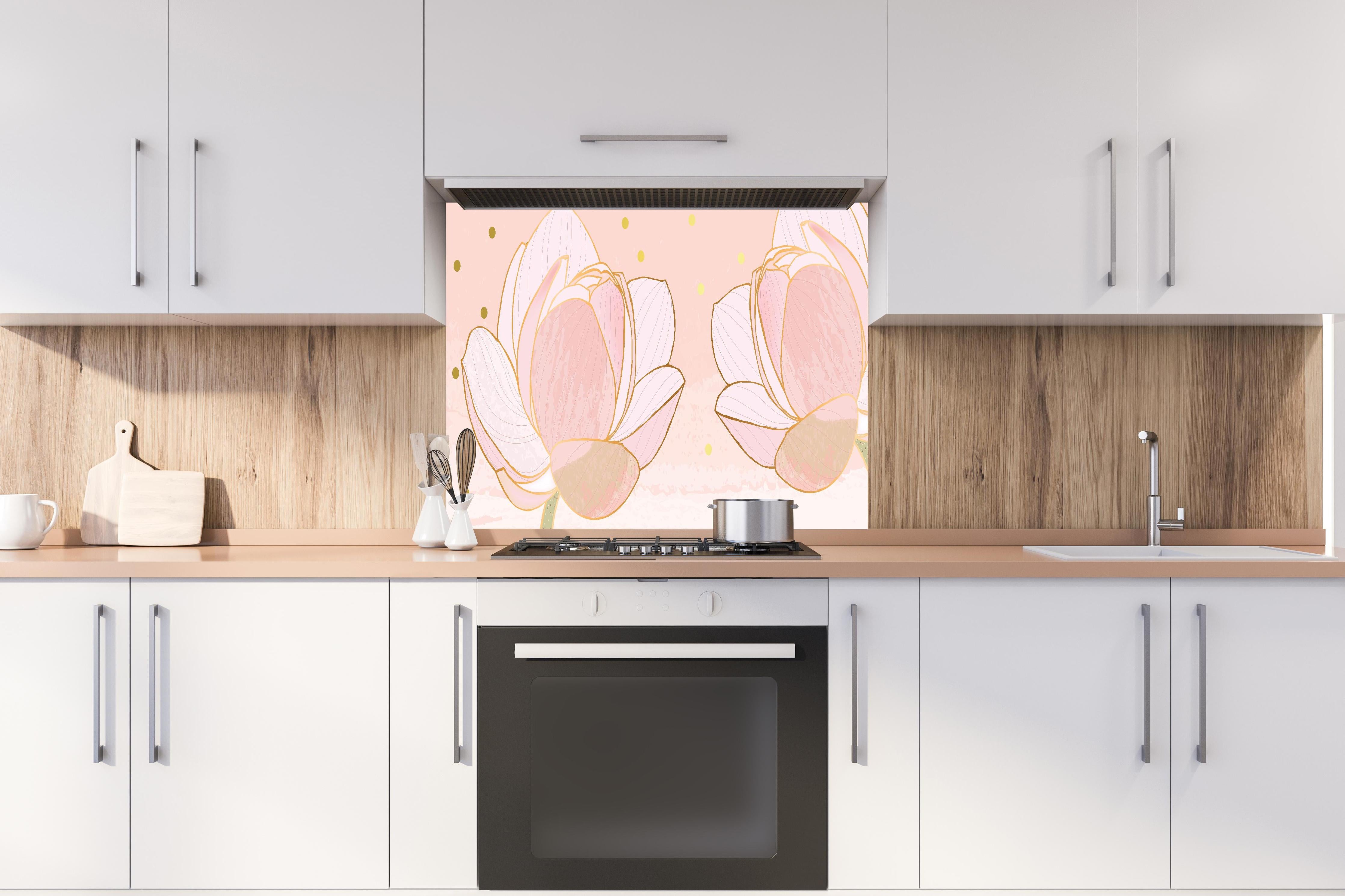 Spritzschutz - Zarte Rosa Lotusblumen mit Goldenen Details hinter einem Cerankochfeld zwischen Holz-Kochutensilien
