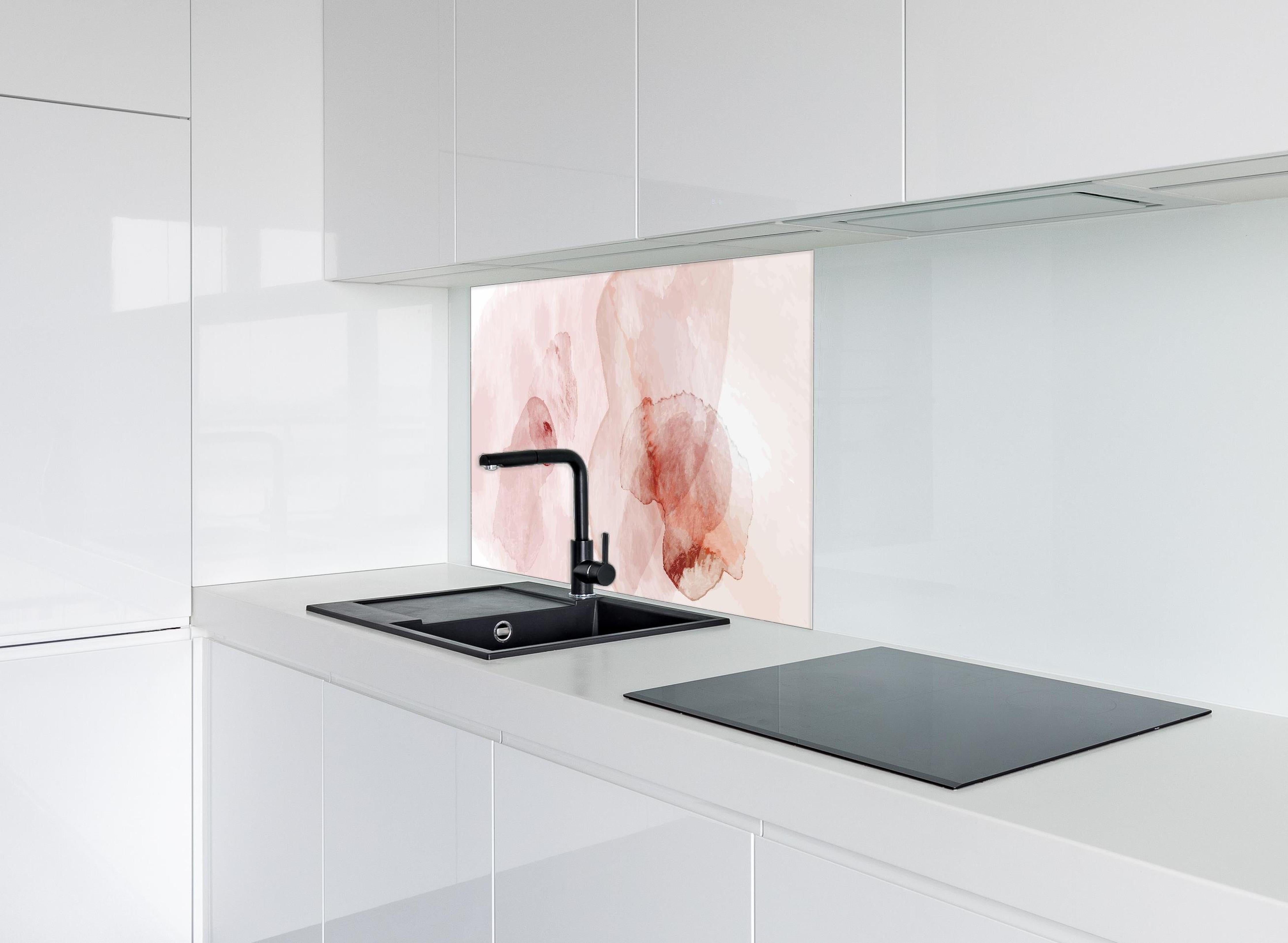 Spritzschutz - Zarte Wasserfarben Kunst in Rosatönen hinter einem Cerankochfeld zwischen Holz-Kochutensilien
