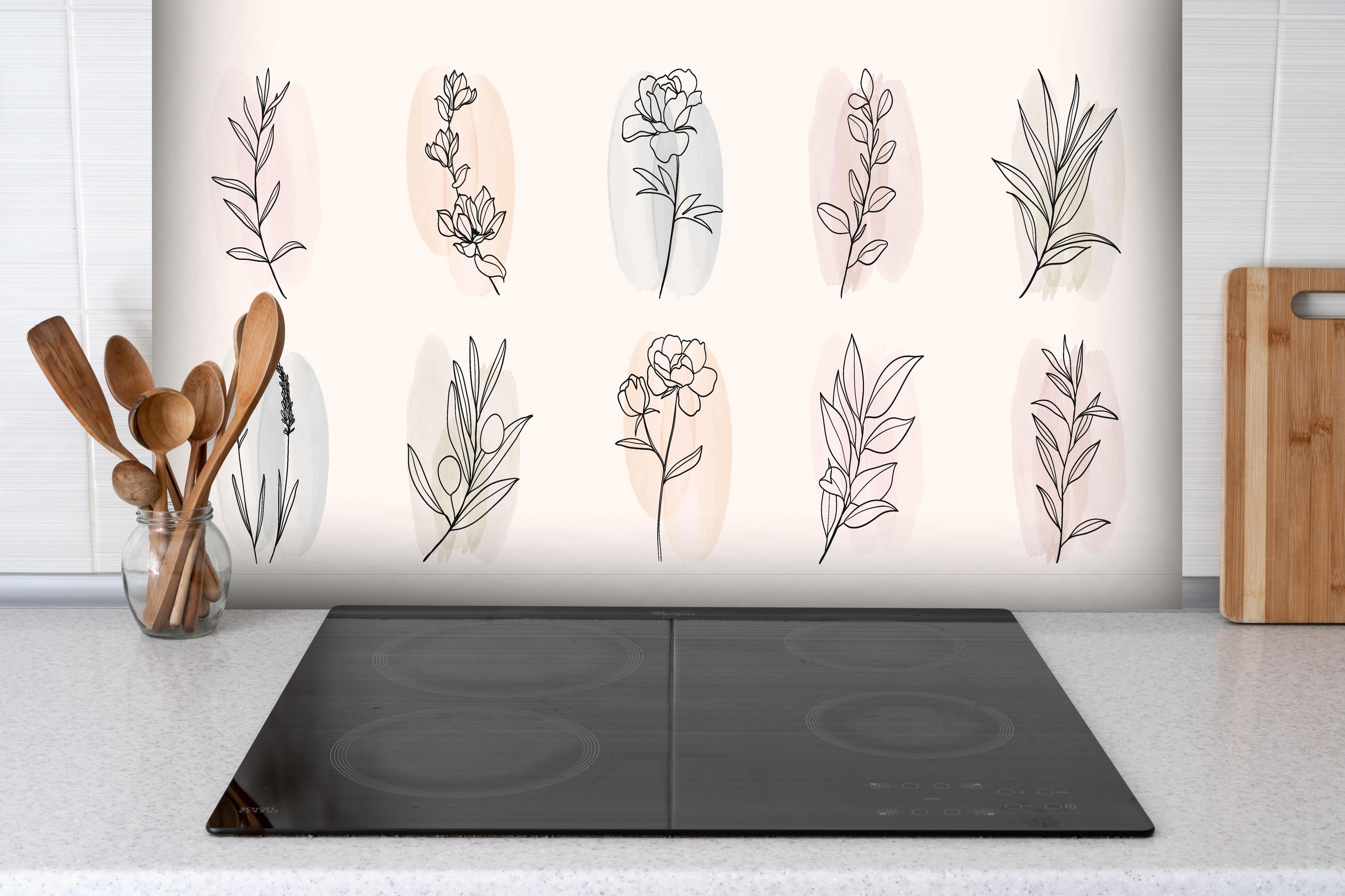 Spritzschutz - Zarte florale Lineart Zeichnung Kunstdruck hinter einem Cerankochfeld zwischen Holz-Kochutensilien
