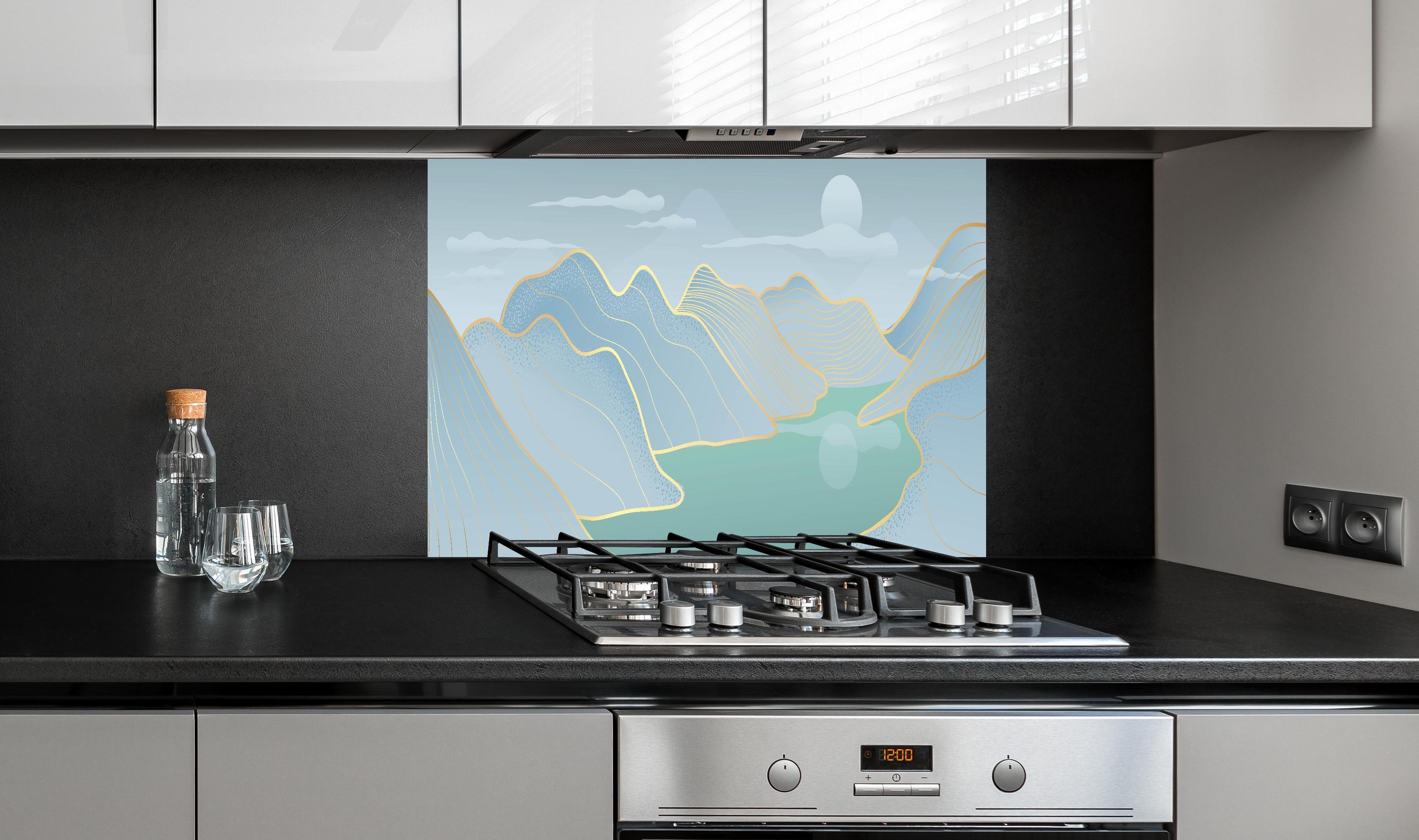 Spritzschutz - Zartes Blaulinien Landschaftspanorama hinter einem Cerankochfeld zwischen Holz-Kochutensilien
