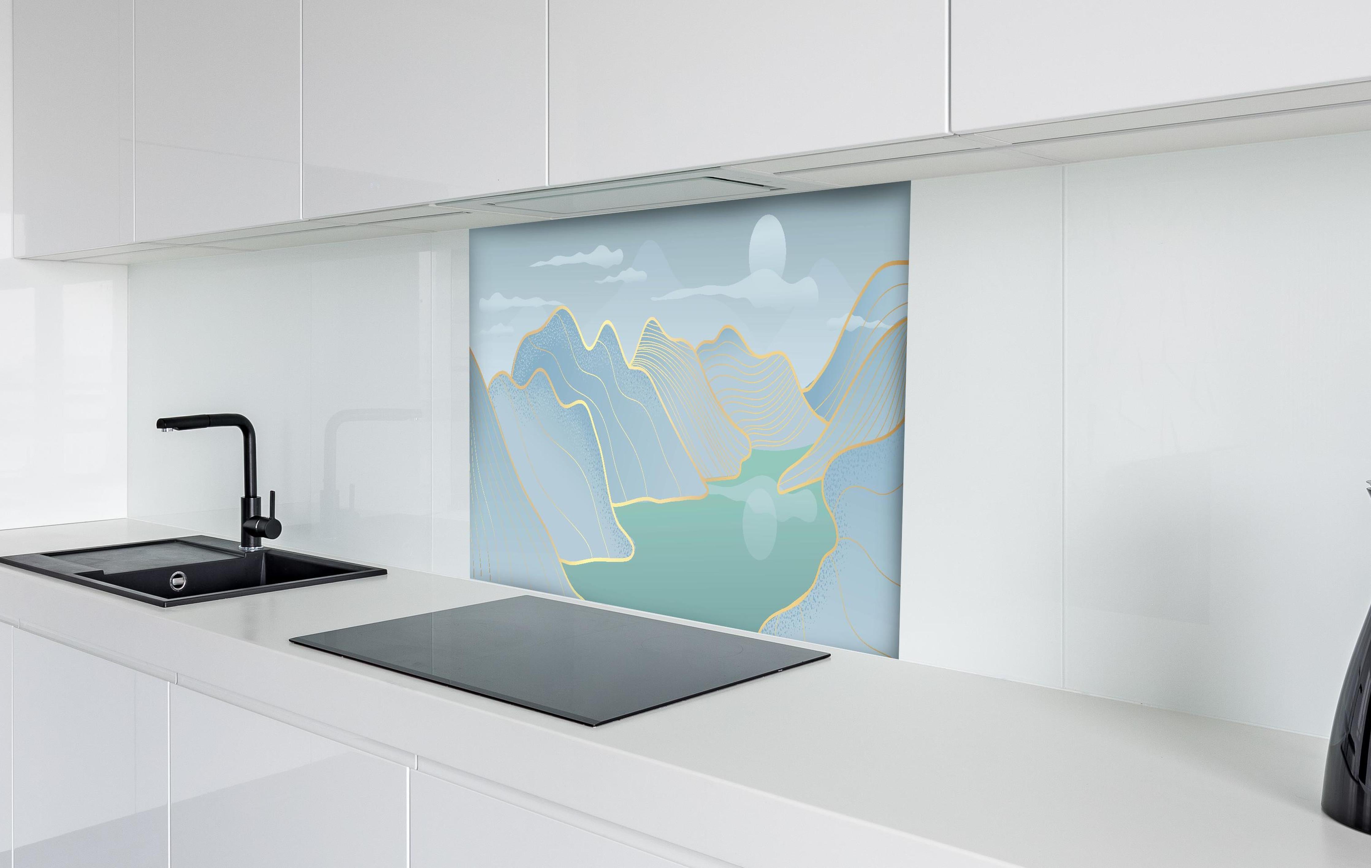 Spritzschutz - Zartes Blaulinien Landschaftspanorama hinter einem Cerankochfeld zwischen Holz-Kochutensilien
