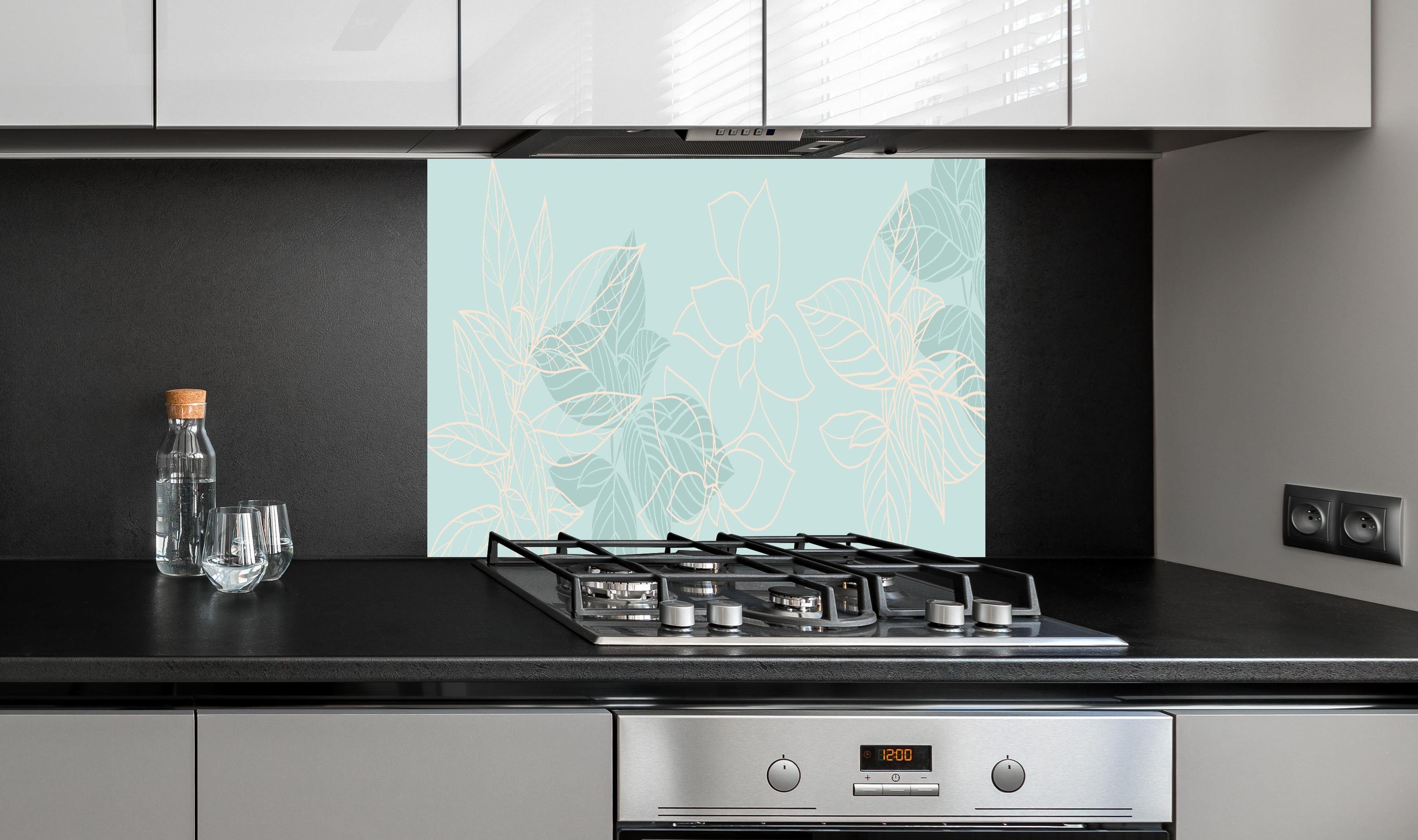 Spritzschutz - Zartes Lineart Blumen Design Pastelltürkis hinter einem Cerankochfeld zwischen Holz-Kochutensilien
