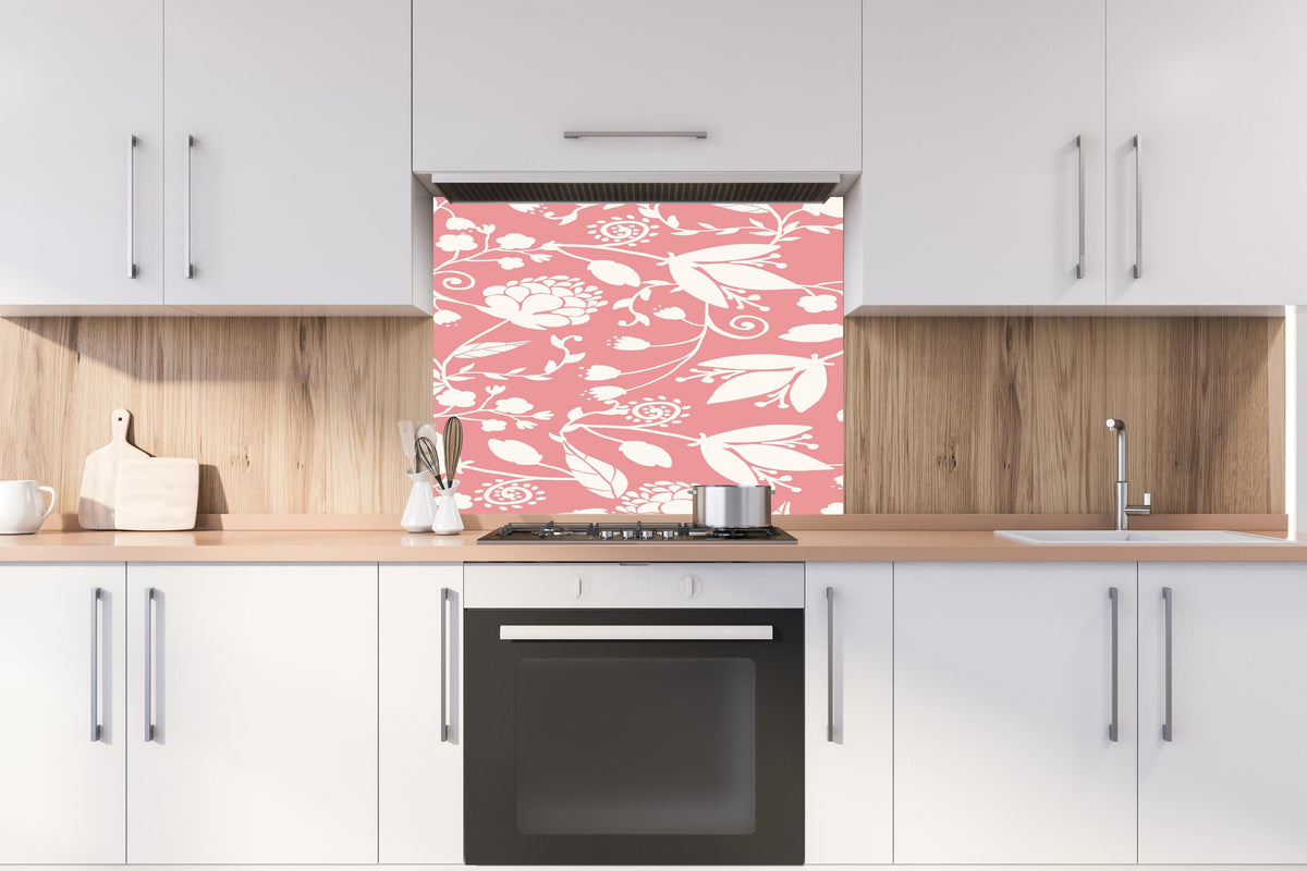 Spritzschutz - Zartes Rosa Blütenmuster für stilvolle Wände hinter einem Cerankochfeld zwischen Holz-Kochutensilien
