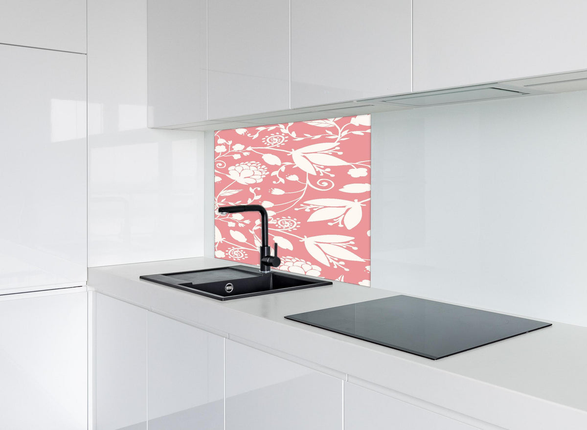 Spritzschutz - Zartes Rosa Blütenmuster für stilvolle Wände hinter einem Cerankochfeld zwischen Holz-Kochutensilien
