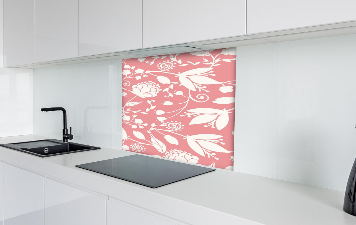 Spritzschutz - Zartes Rosa Blütenmuster für stilvolle Wände hinter einem Cerankochfeld zwischen Holz-Kochutensilien
