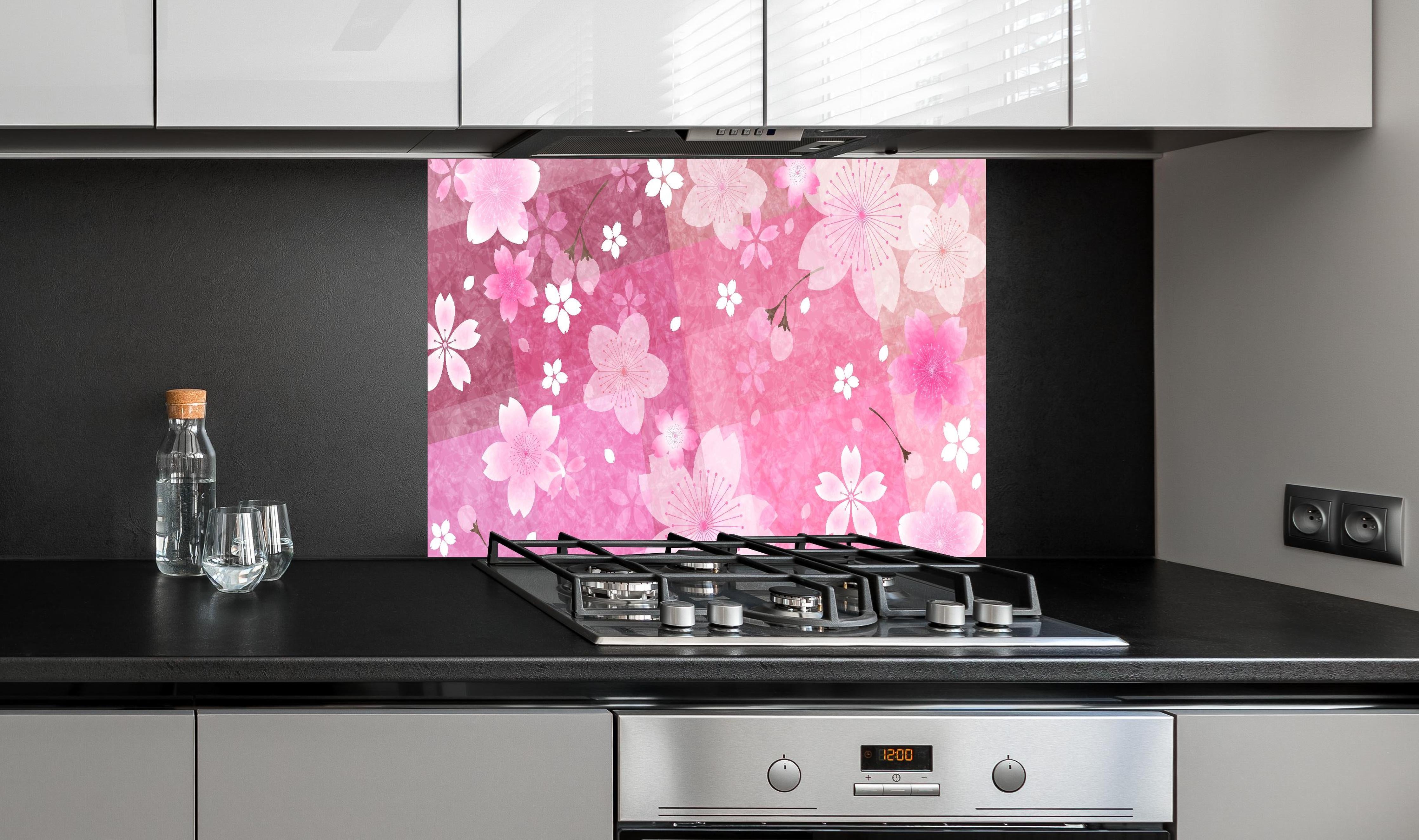 Spritzschutz - Zartes Sakura Blumenmuster in Rosa Tönen hinter einem Cerankochfeld zwischen Holz-Kochutensilien
