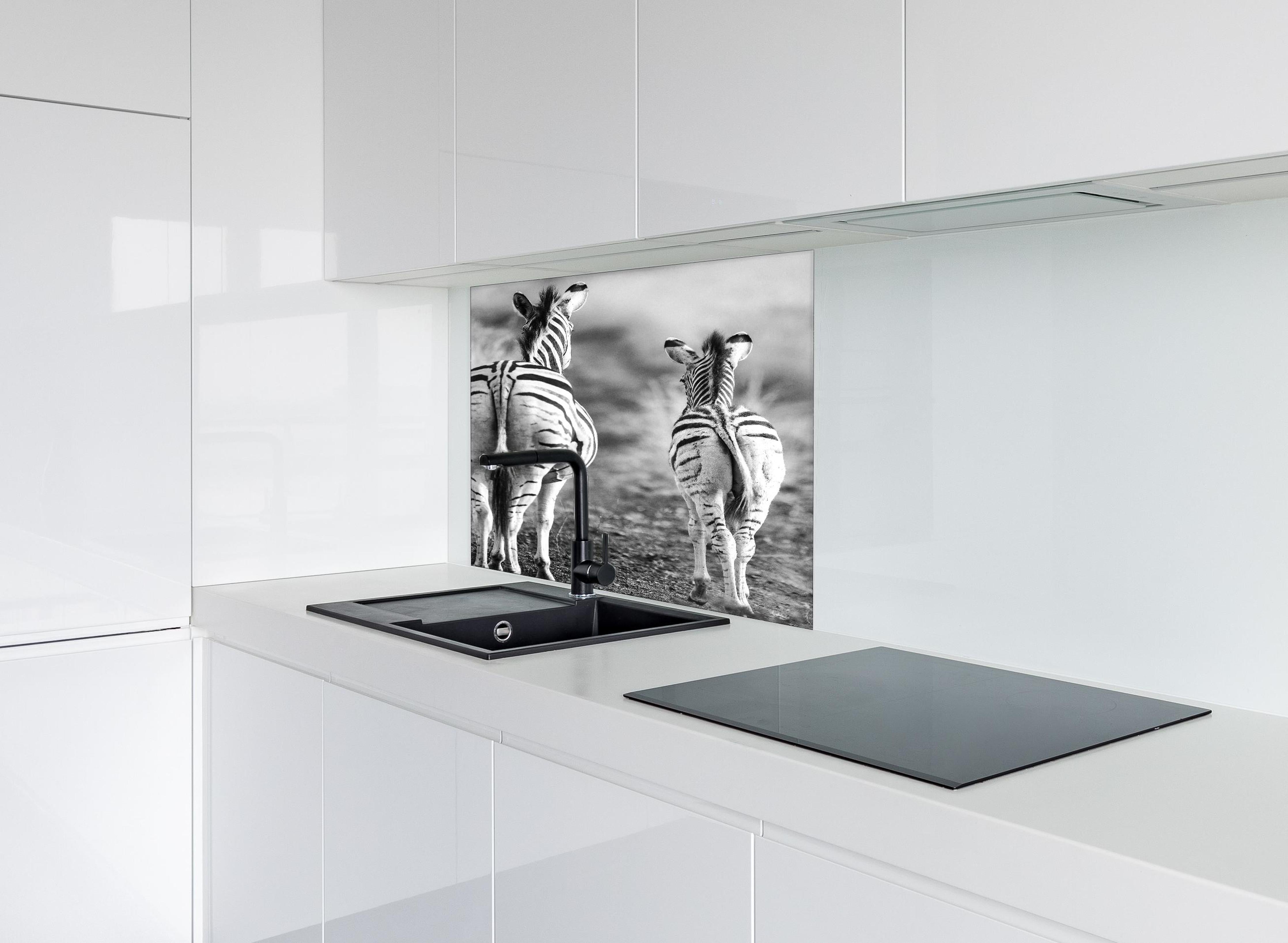 Spritzschutz - Zebra - schwarz-weiß hinter einem Cerankochfeld zwischen Holz-Kochutensilien
