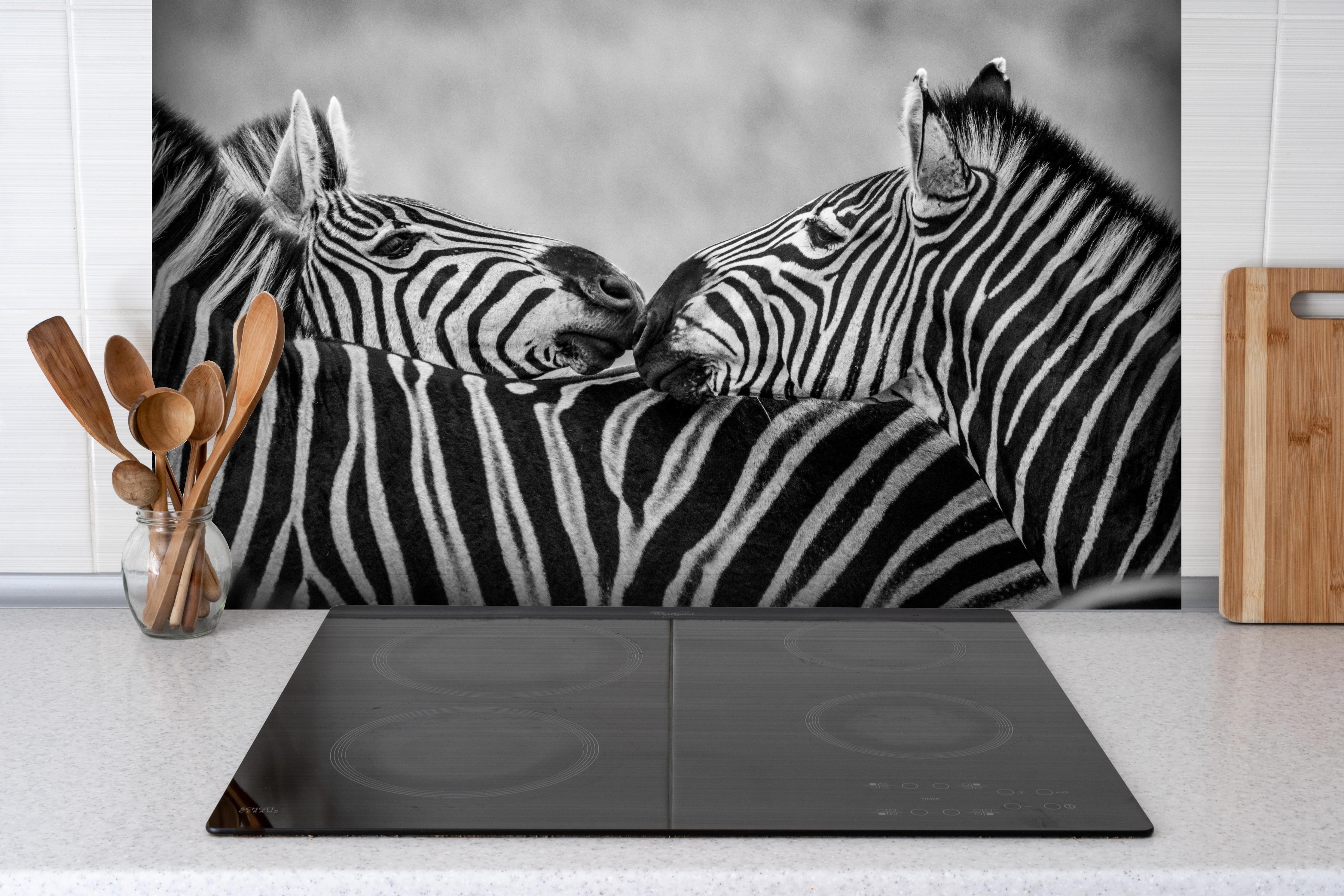 Spritzschutz - Zebras - Schwarz-weiß hinter einem Cerankochfeld zwischen Holz-Kochutensilien
