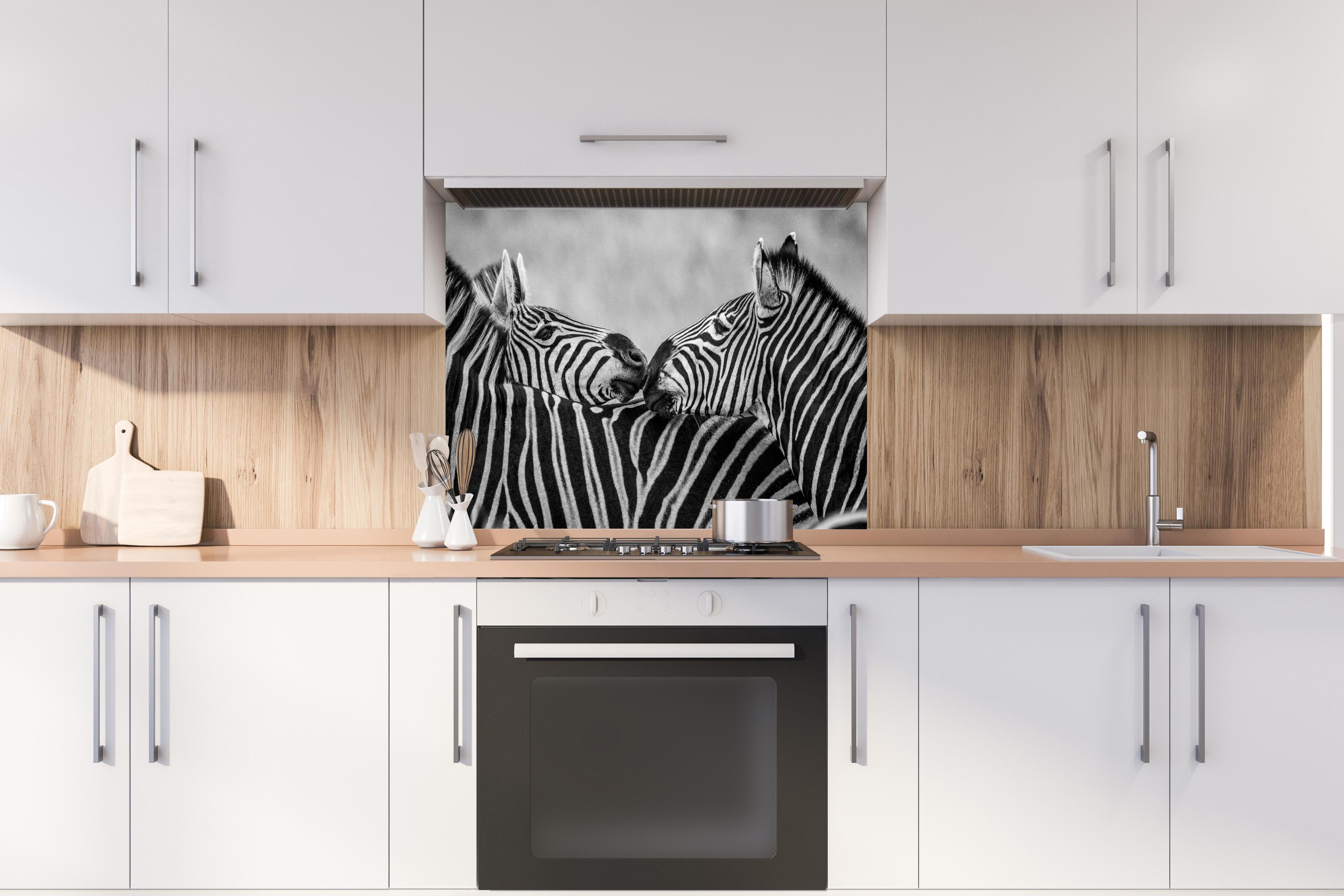Spritzschutz - Zebras - Schwarz-weiß hinter einem Cerankochfeld zwischen Holz-Kochutensilien
