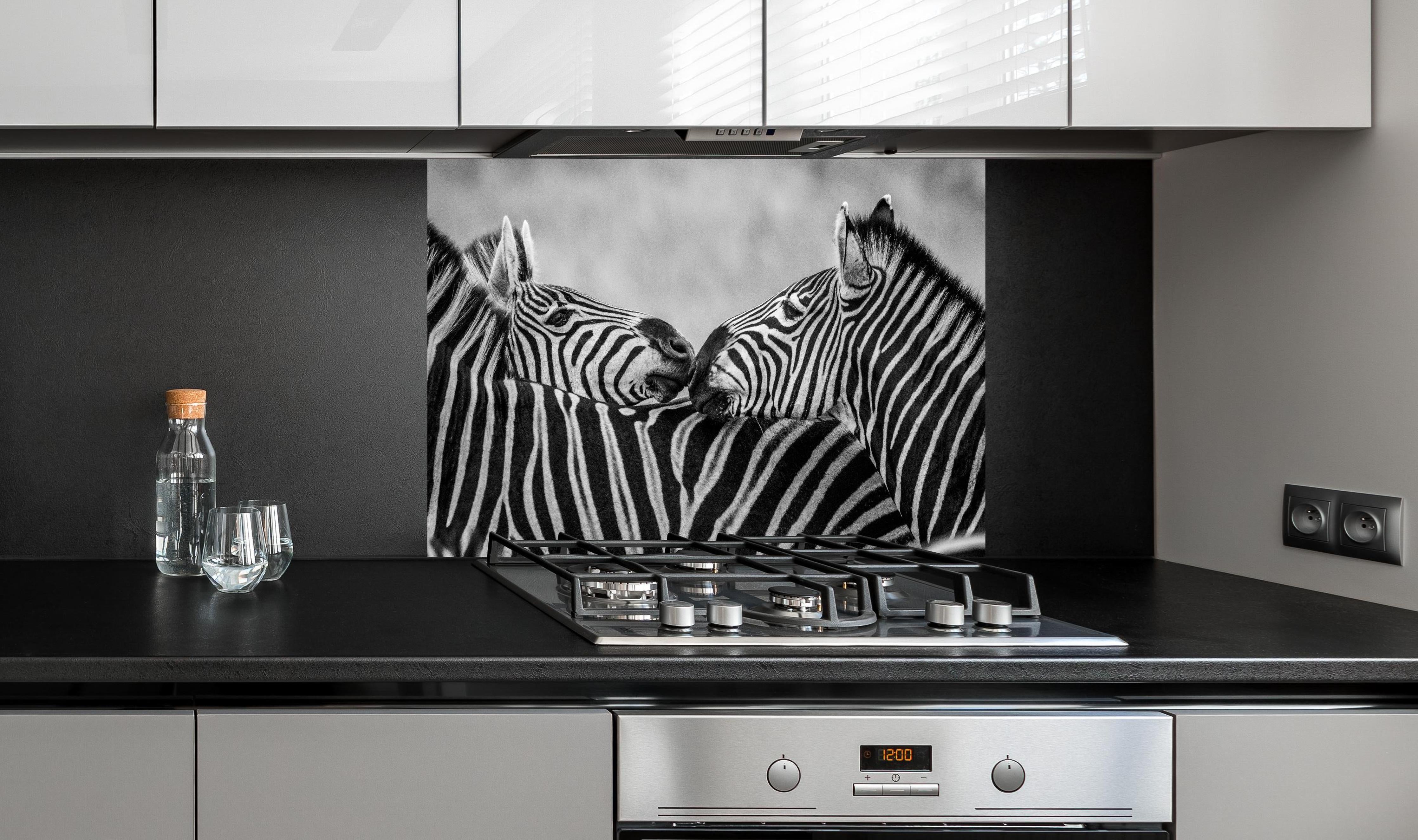 Spritzschutz - Zebras - Schwarz-weiß hinter einem Cerankochfeld zwischen Holz-Kochutensilien
