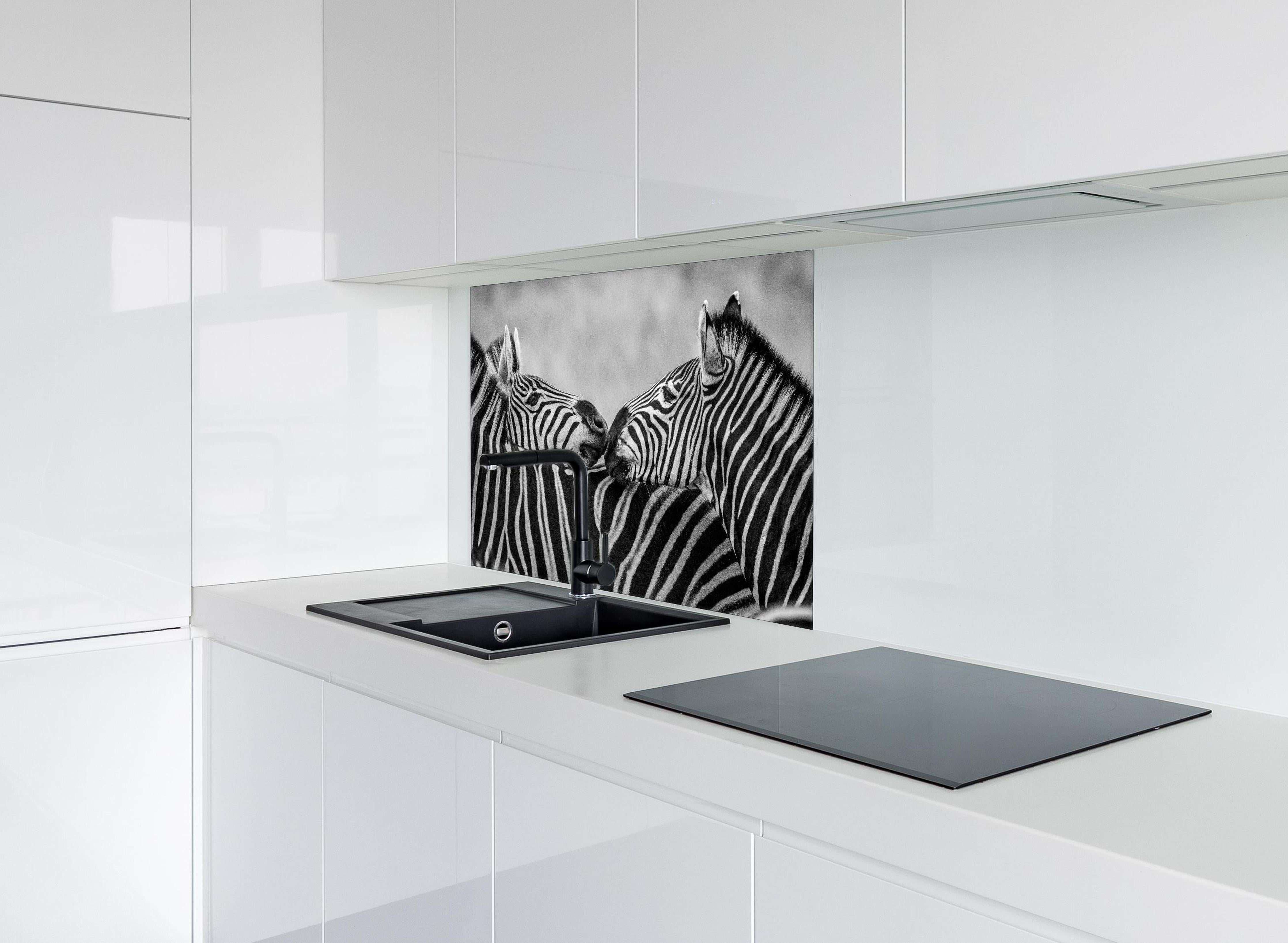 Spritzschutz - Zebras - Schwarz-weiß hinter einem Cerankochfeld zwischen Holz-Kochutensilien
