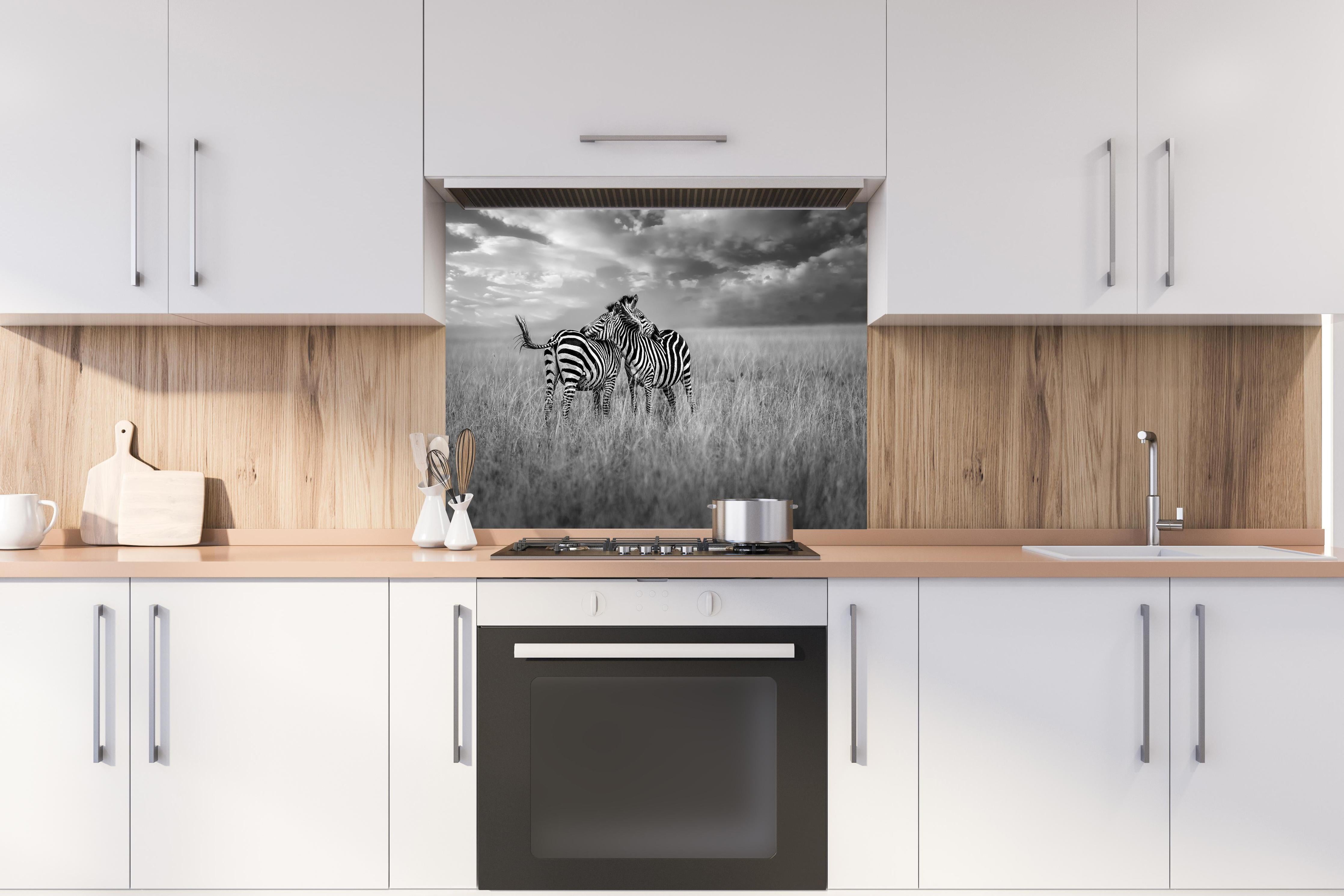 Spritzschutz - Zebras in ihrer Natur - Savanne hinter einem Cerankochfeld zwischen Holz-Kochutensilien
