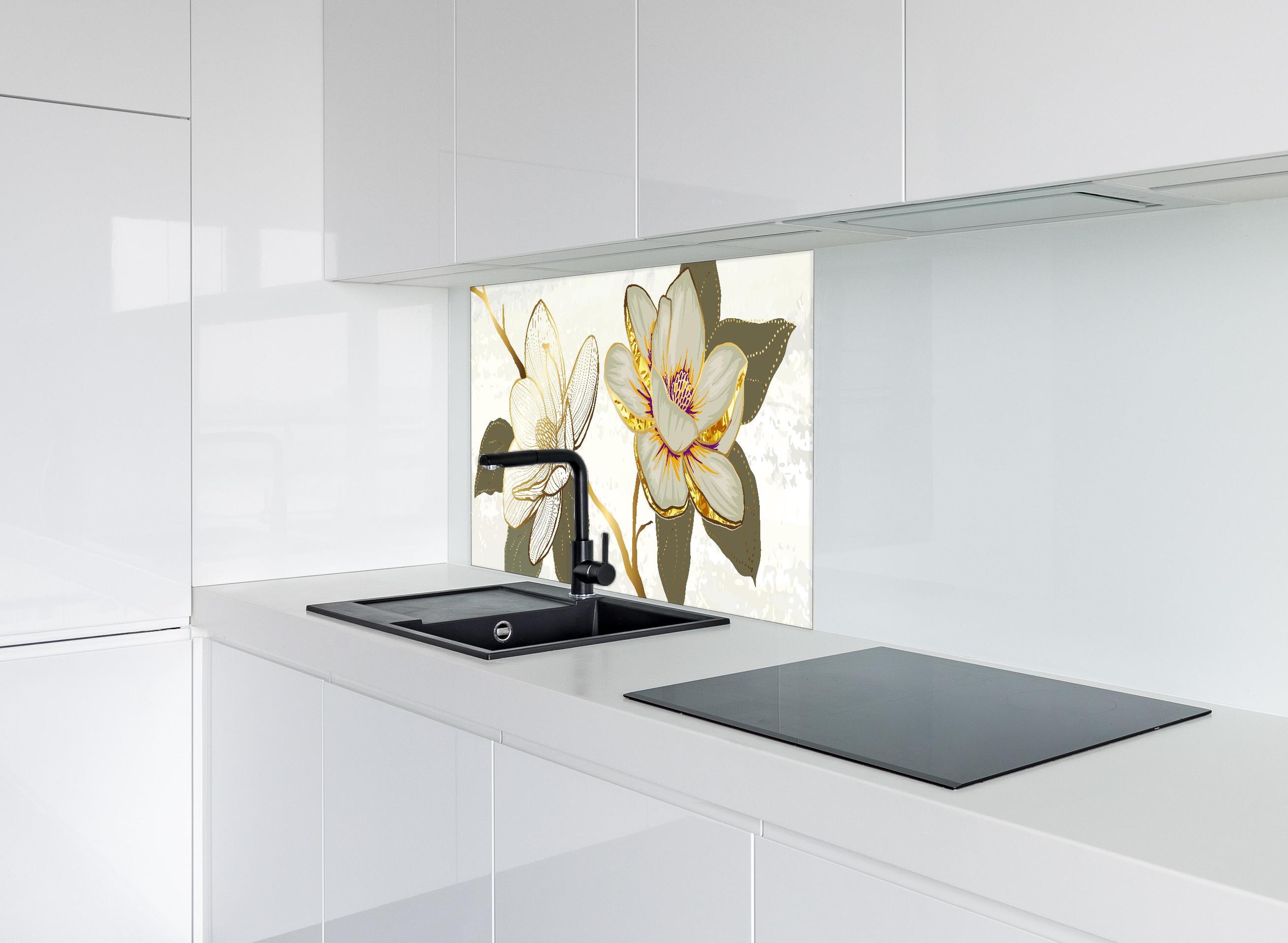 Spritzschutz - Zeichnung Magnolienblüten Weiß Gold Akzente hinter einem Cerankochfeld zwischen Holz-Kochutensilien
