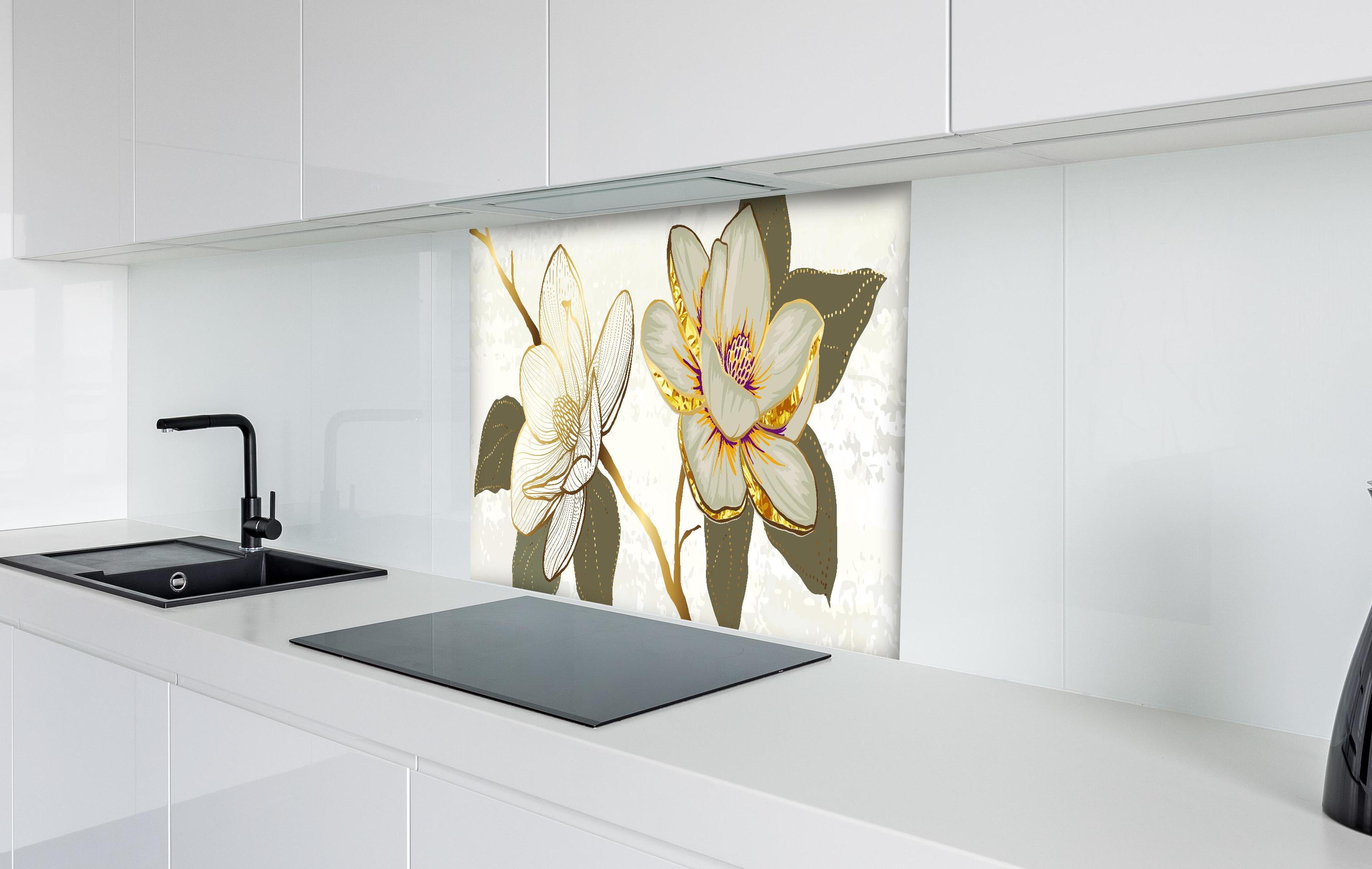 Spritzschutz - Zeichnung Magnolienblüten Weiß Gold Akzente hinter einem Cerankochfeld zwischen Holz-Kochutensilien
