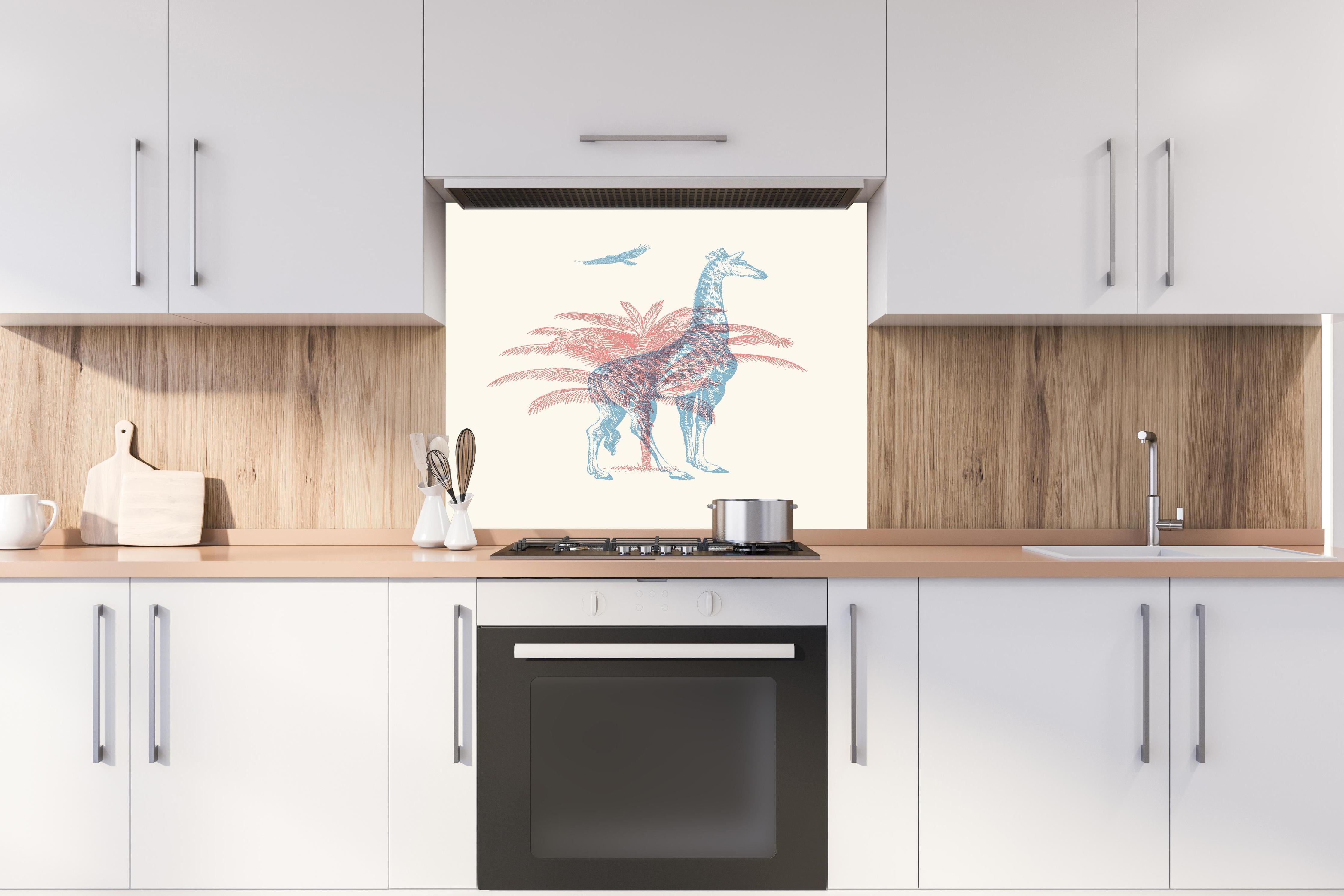 Spritzschutz - Zeichnung einer Giraffe - Moderne Kunst hinter einem Cerankochfeld zwischen Holz-Kochutensilien
