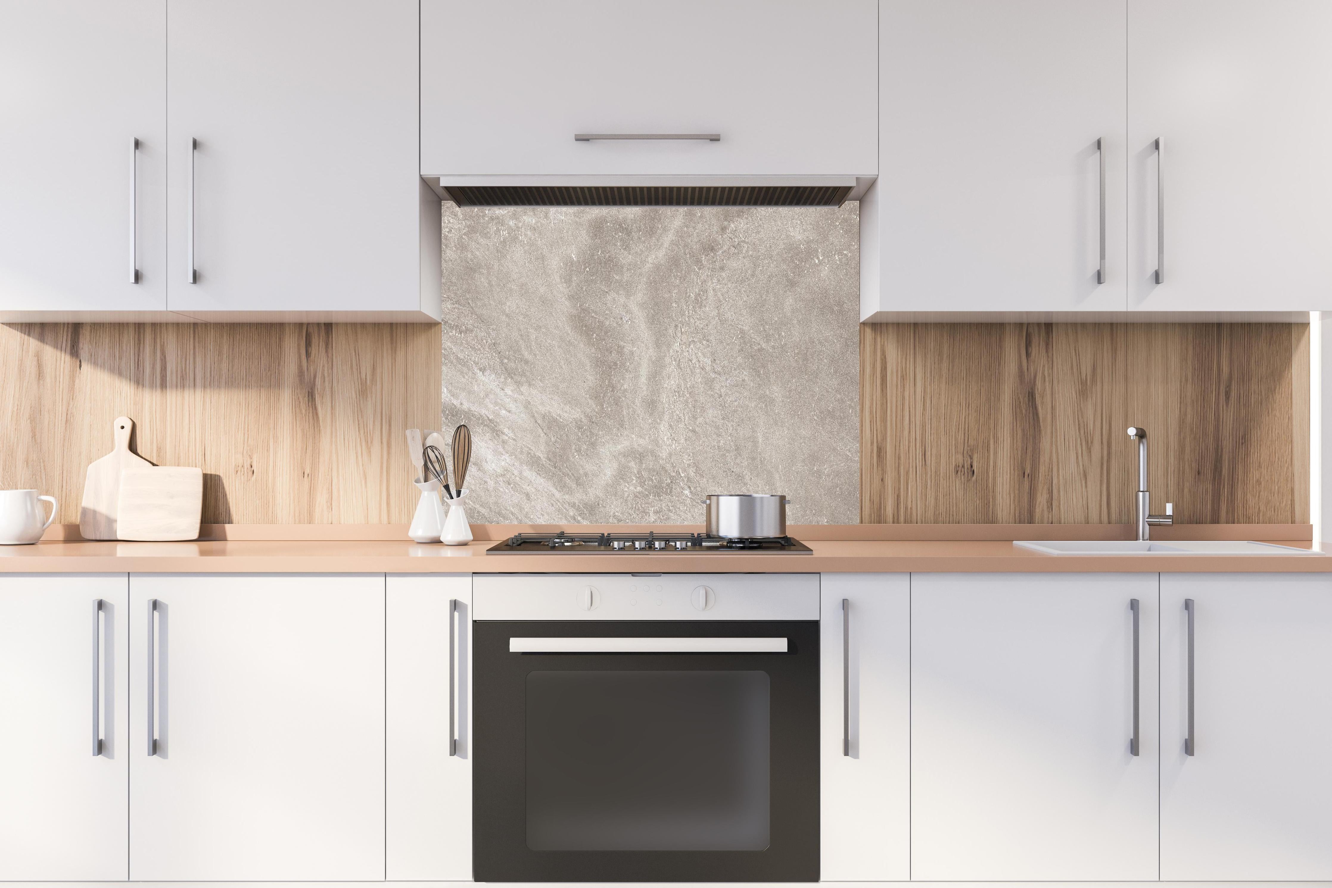 Spritzschutz - Zement Textur hinter einem Cerankochfeld zwischen Holz-Kochutensilien

