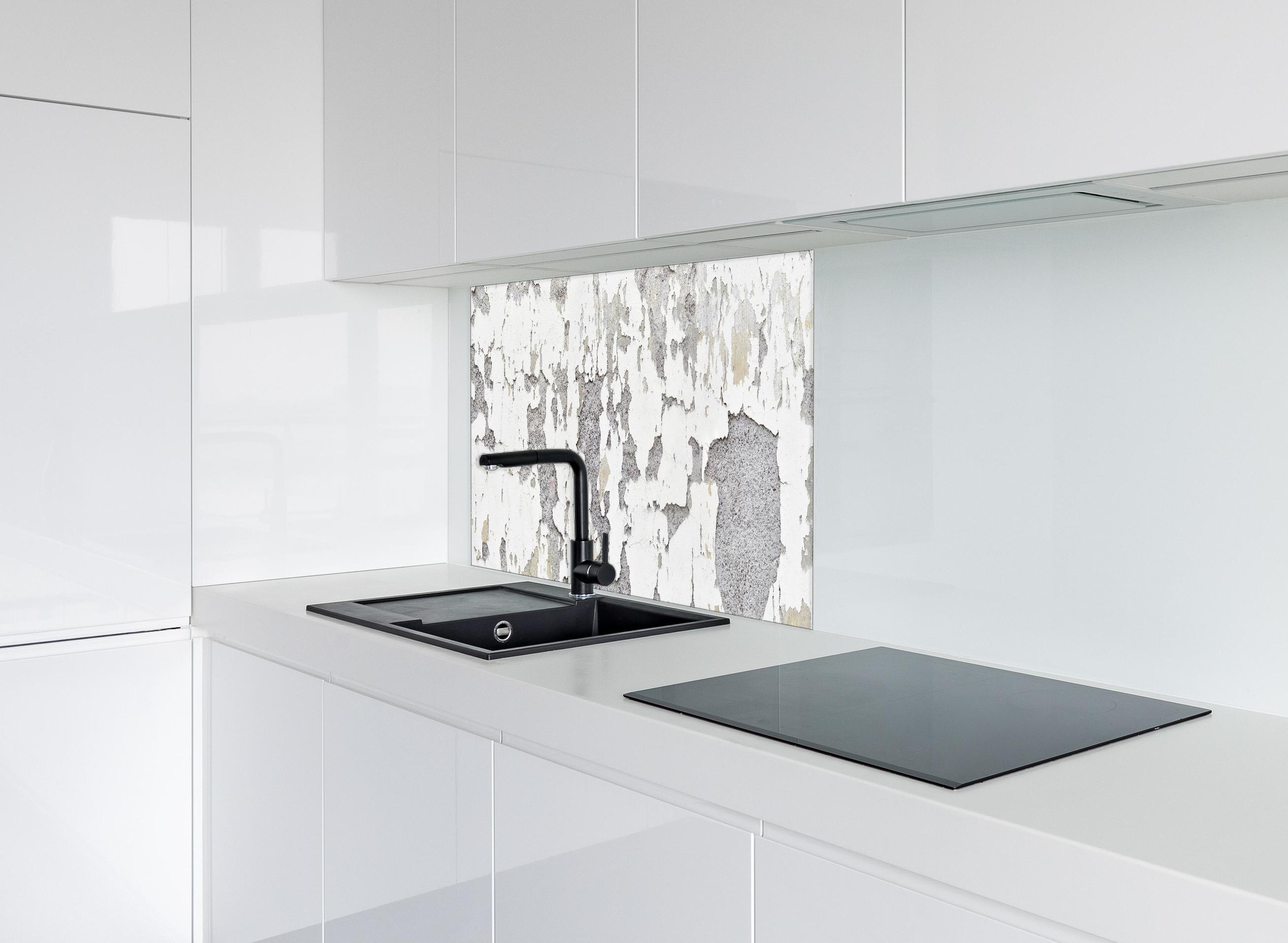 Spritzschutz - Zerplatze Fassade eines alten Hauses hinter einem Cerankochfeld zwischen Holz-Kochutensilien
