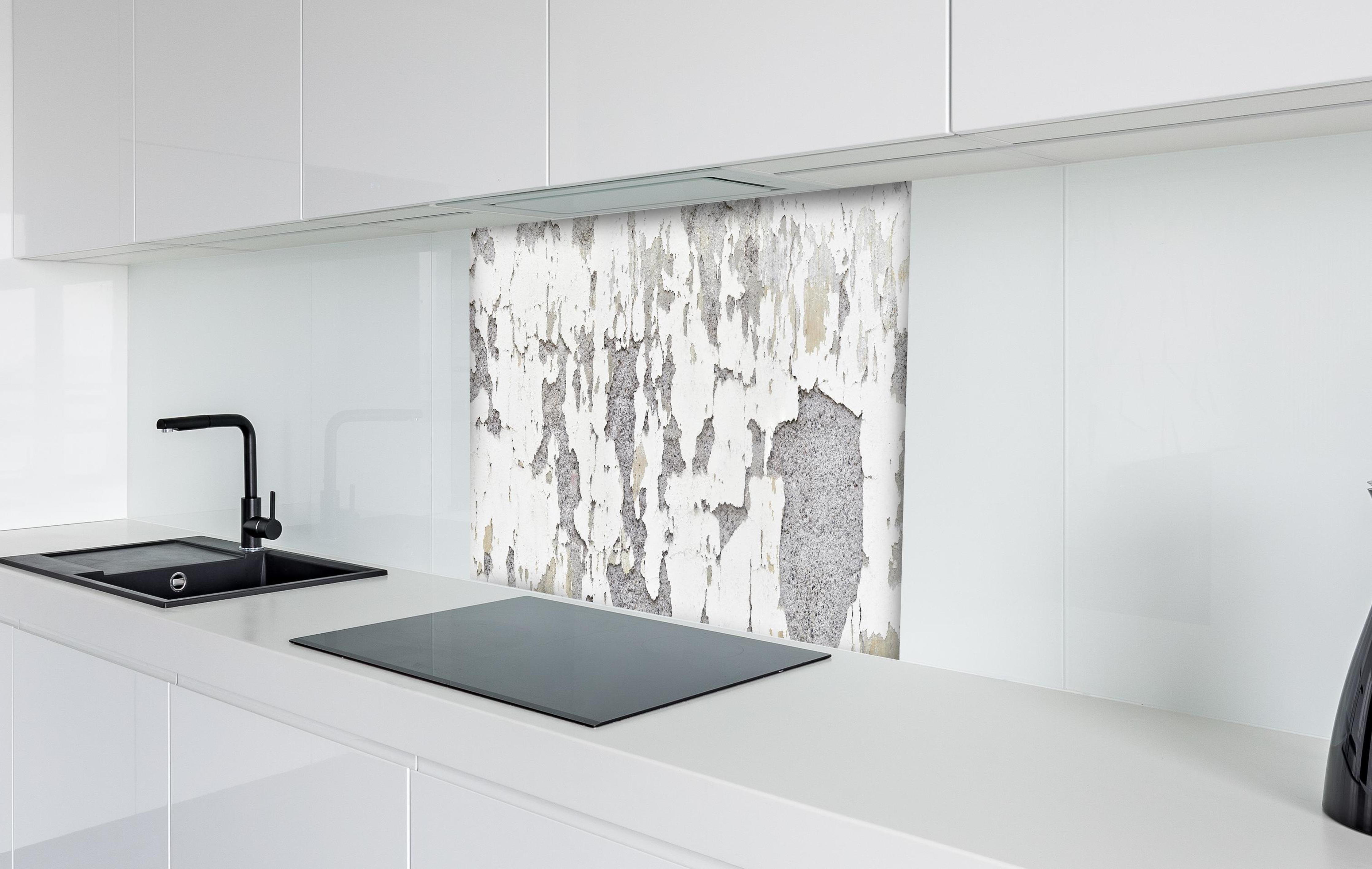 Spritzschutz - Zerplatze Fassade eines alten Hauses hinter einem Cerankochfeld zwischen Holz-Kochutensilien
