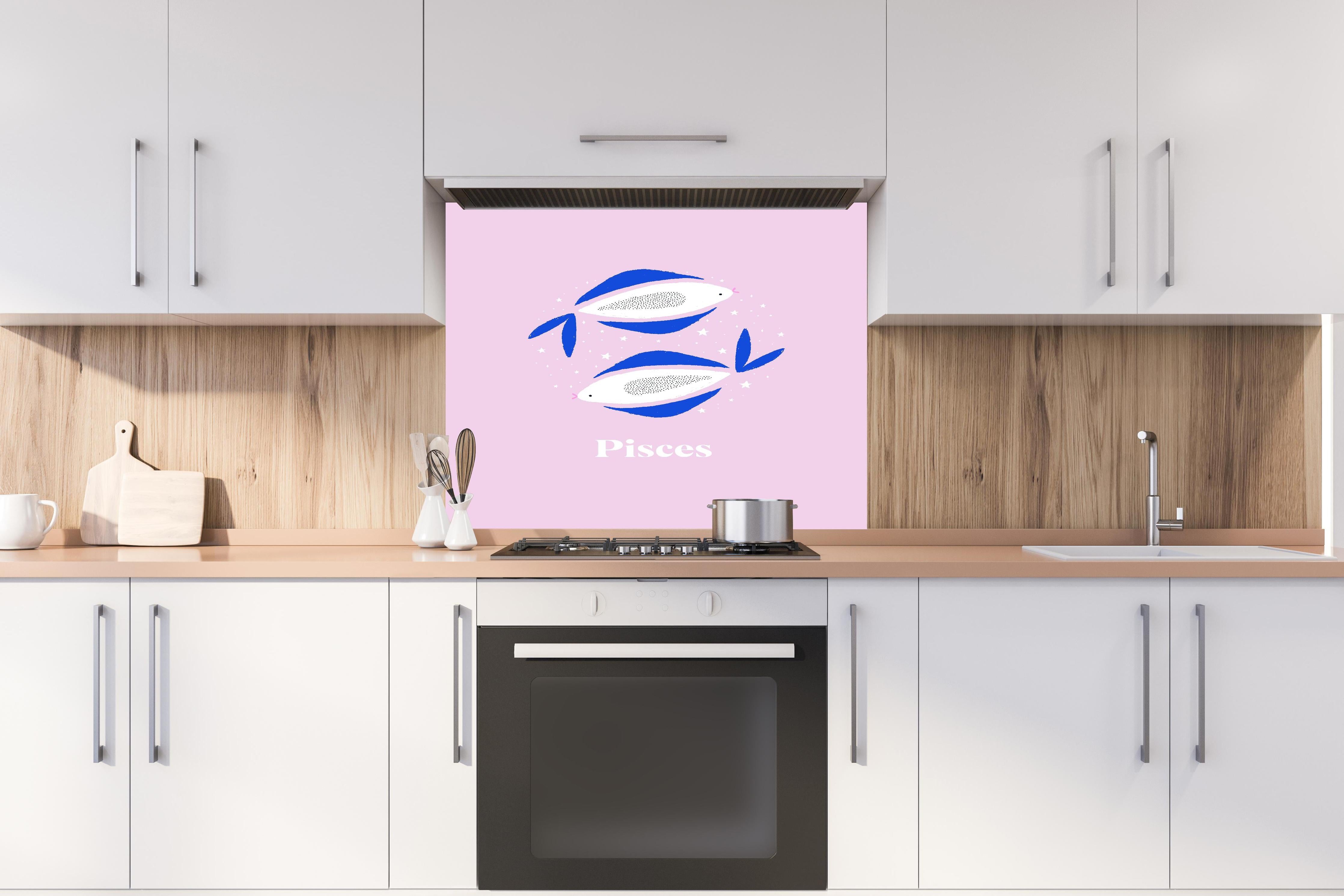 Spritzschutz - Zodiak Pisces Sternzeichen Illustration hinter einem Cerankochfeld zwischen Holz-Kochutensilien
