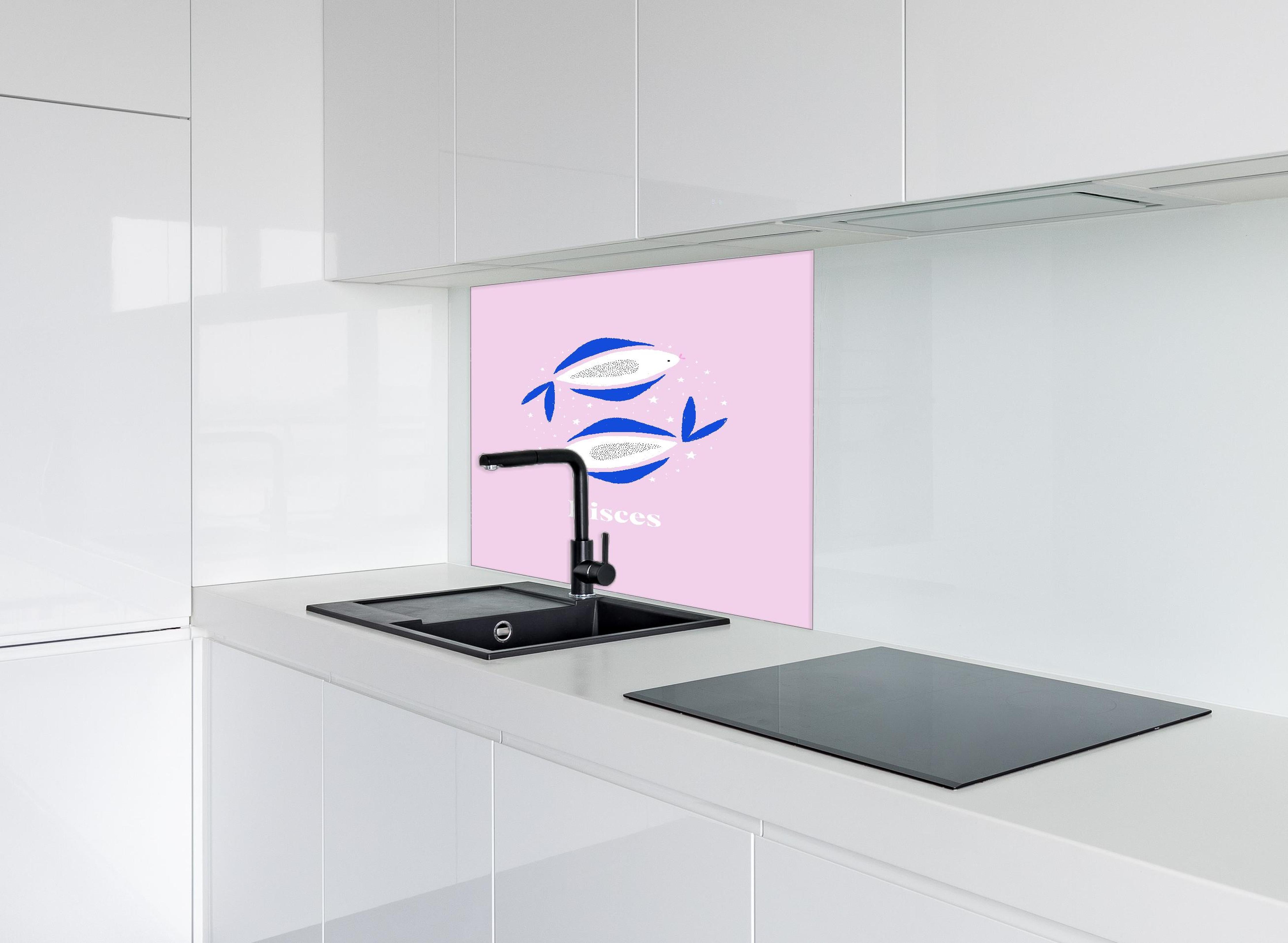 Spritzschutz - Zodiak Pisces Sternzeichen Illustration hinter einem Cerankochfeld zwischen Holz-Kochutensilien
