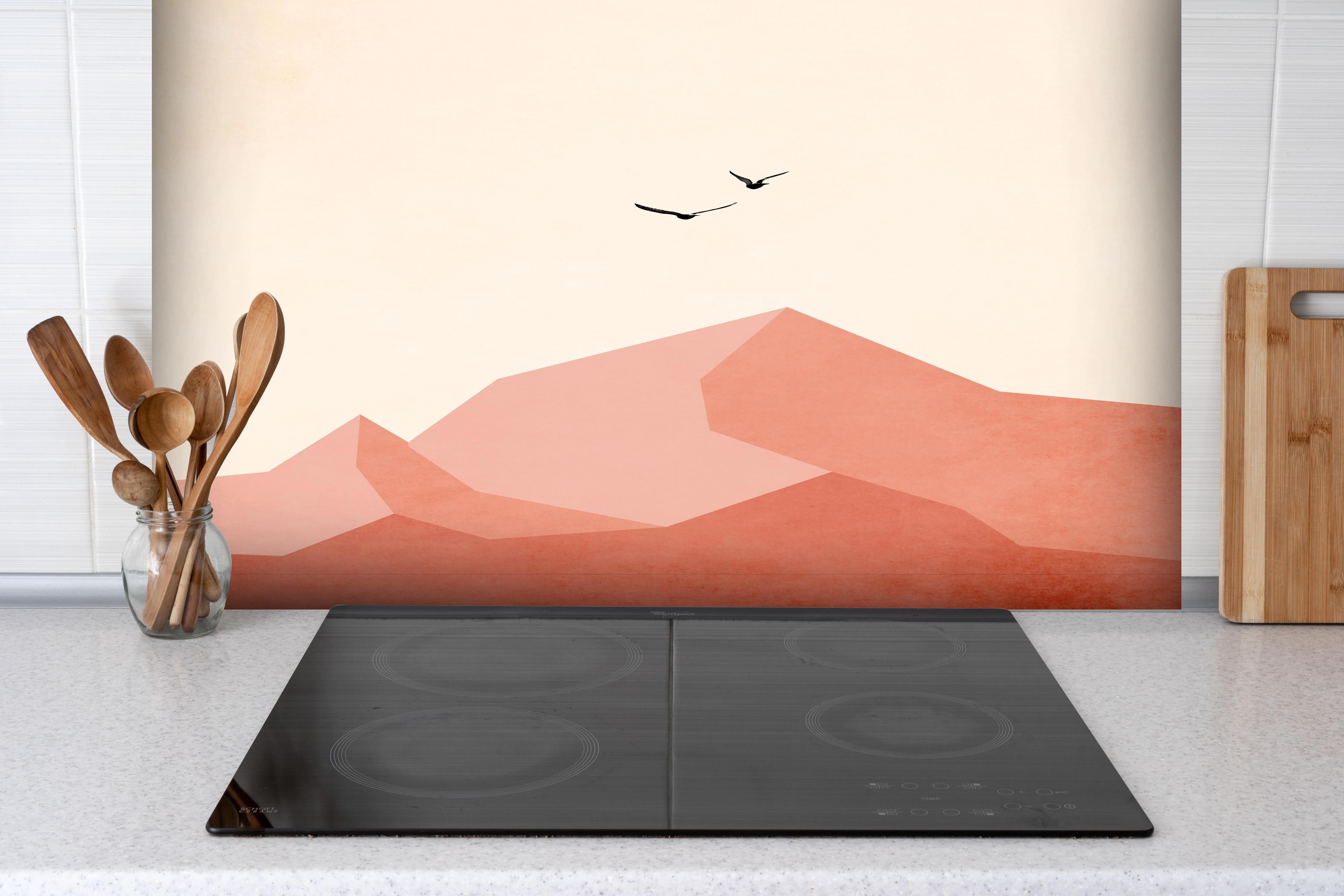 Spritzschutz - Zugspitze - Moderne Darstellung hinter einem Cerankochfeld zwischen Holz-Kochutensilien
