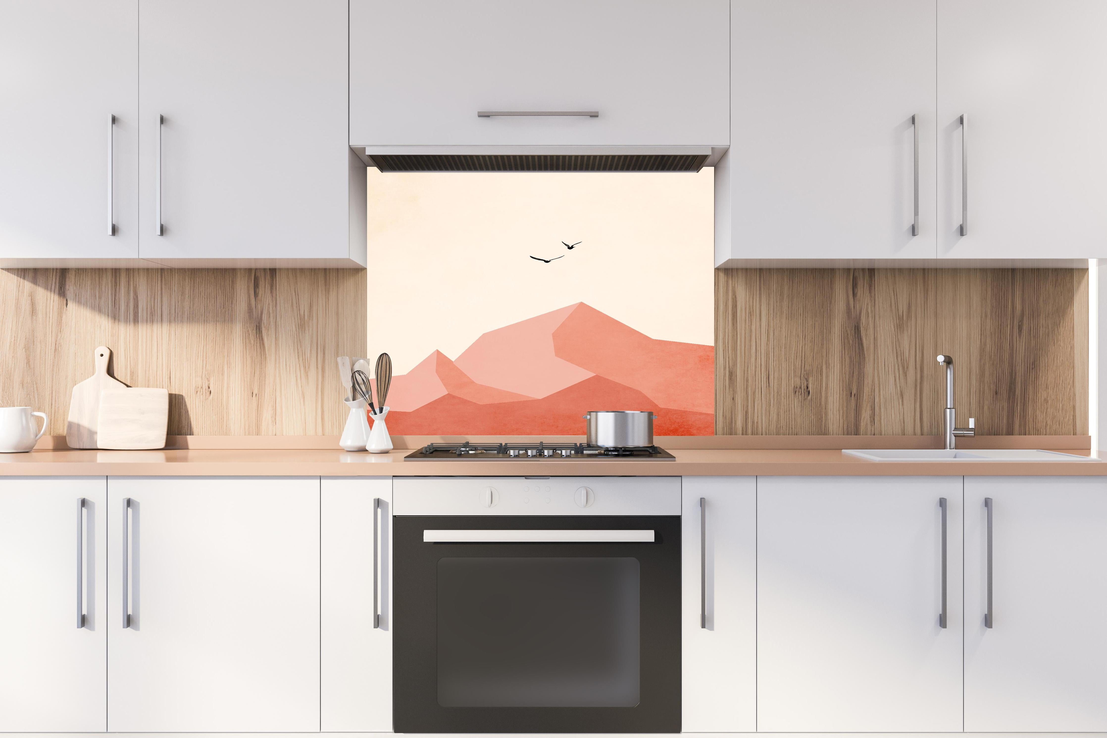 Spritzschutz - Zugspitze - Moderne Darstellung hinter einem Cerankochfeld zwischen Holz-Kochutensilien
