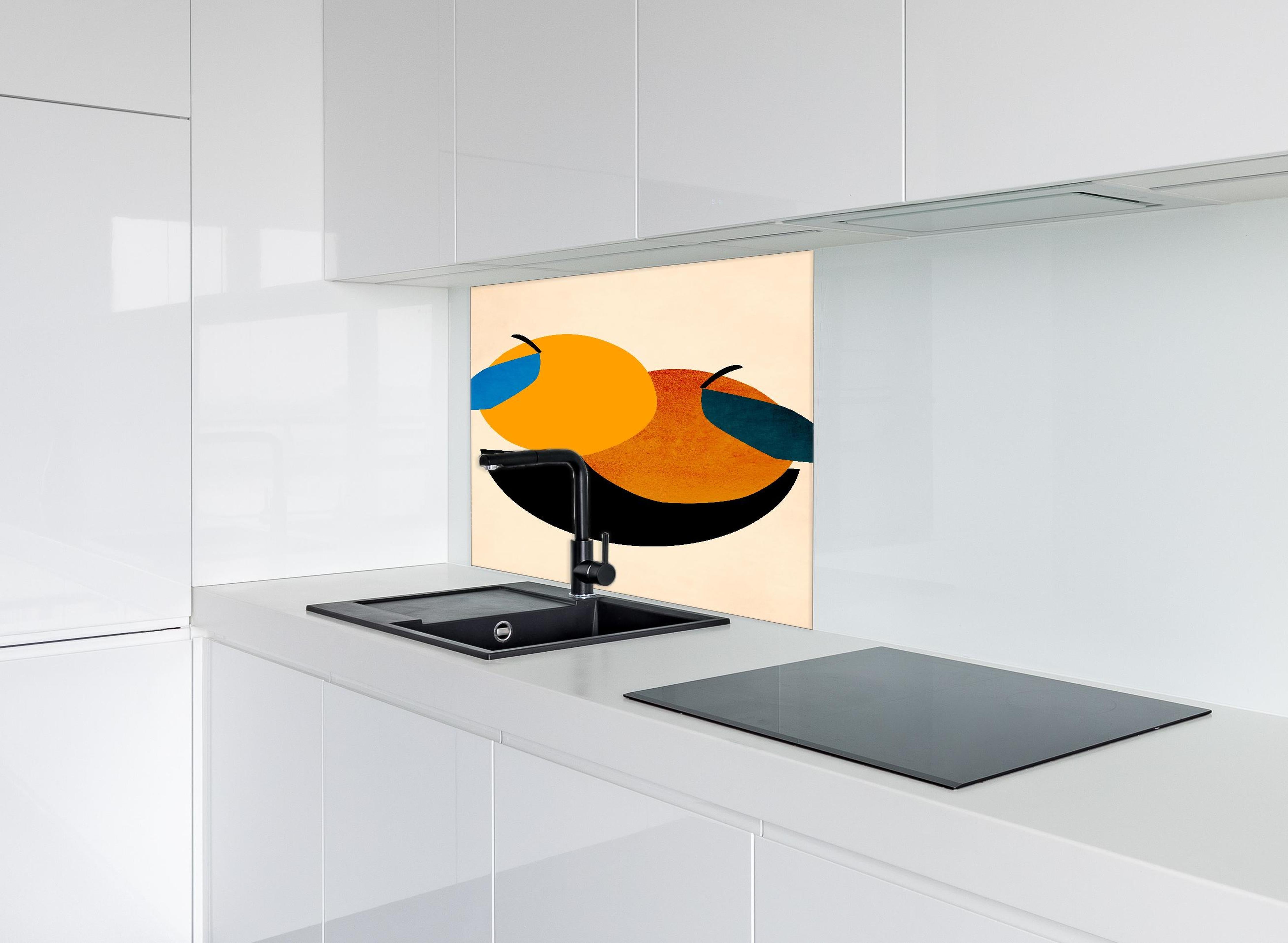 Spritzschutz - Zwei Orangen - Zeichnung hinter einem Cerankochfeld zwischen Holz-Kochutensilien
