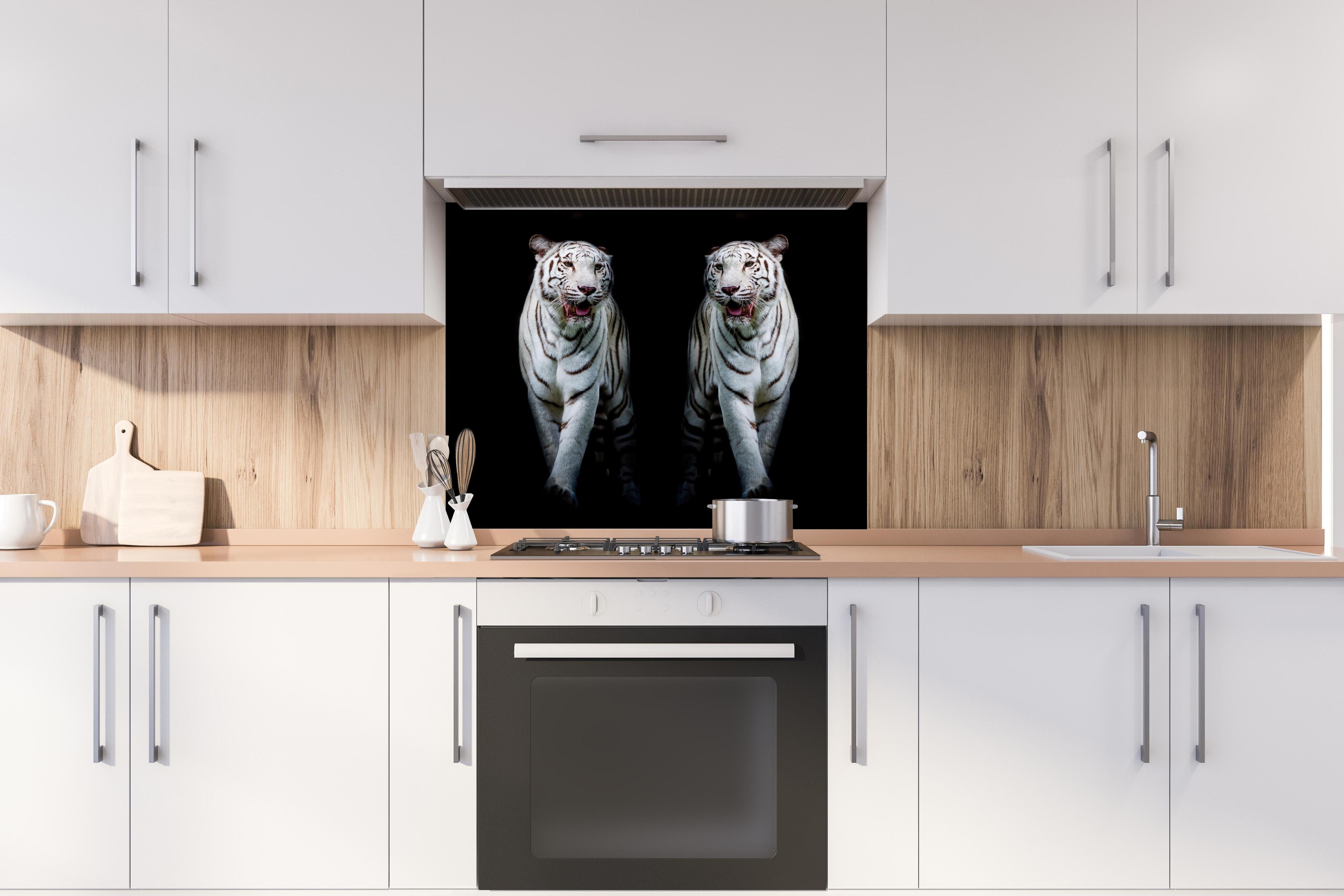 Spritzschutz - Zwei weiße Tiger auf schwarzem Hintergrund hinter einem Cerankochfeld zwischen Holz-Kochutensilien
