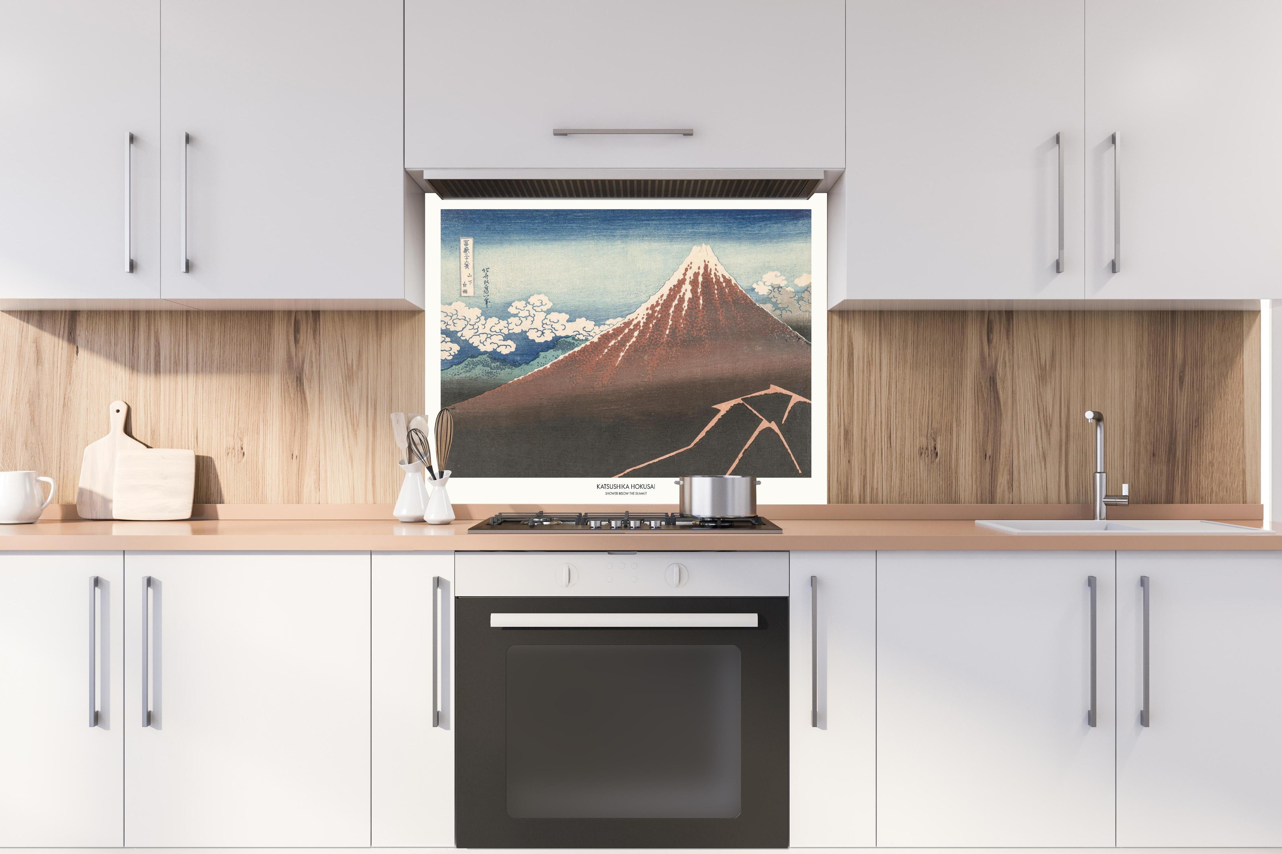 Spritzschutz - "Shower Below Summit" - Japan hinter einem Cerankochfeld zwischen Holz-Kochutensilien
