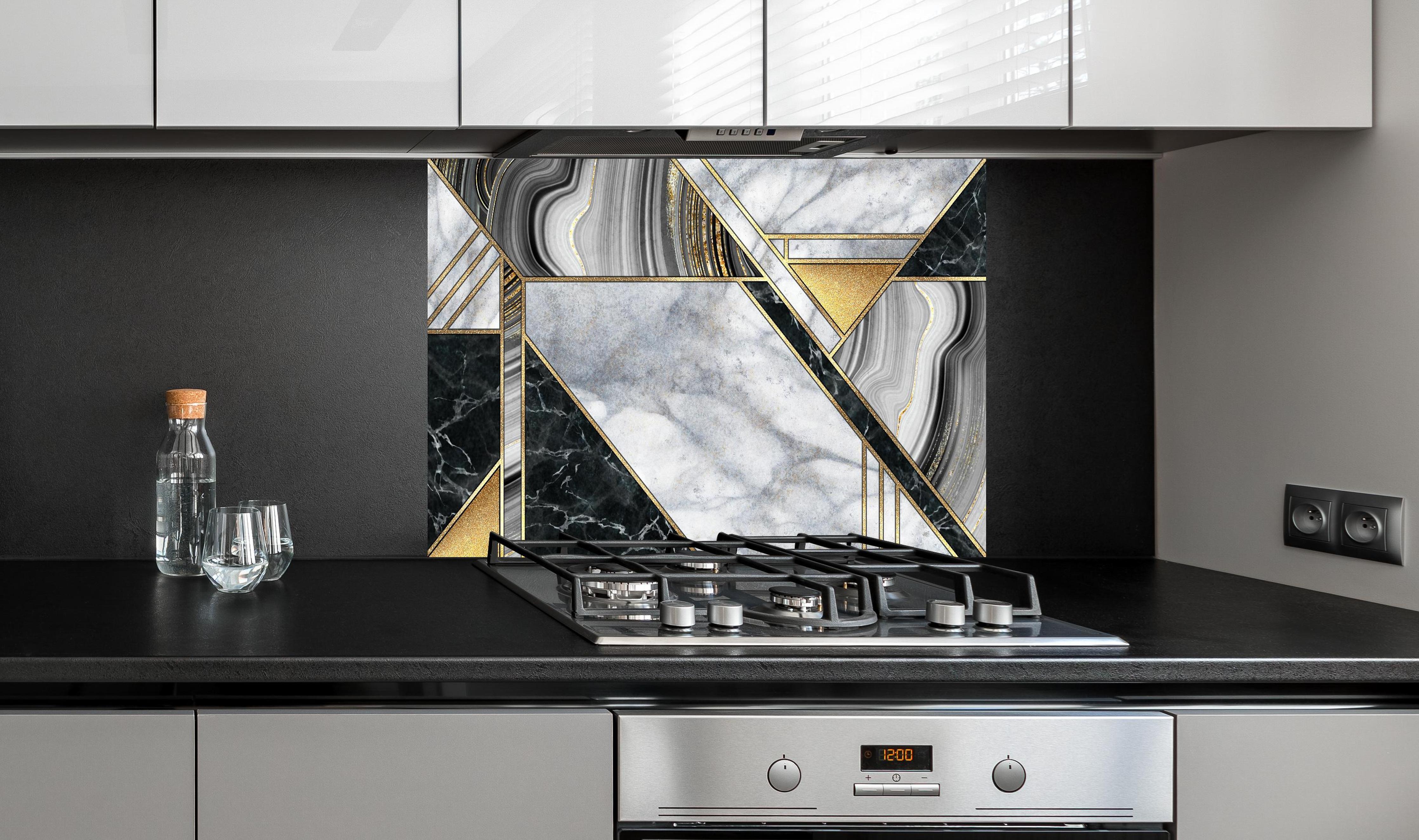 Spritzschutz - abstrakter Art Deco Hintergrund hinter einem Cerankochfeld zwischen Holz-Kochutensilien
