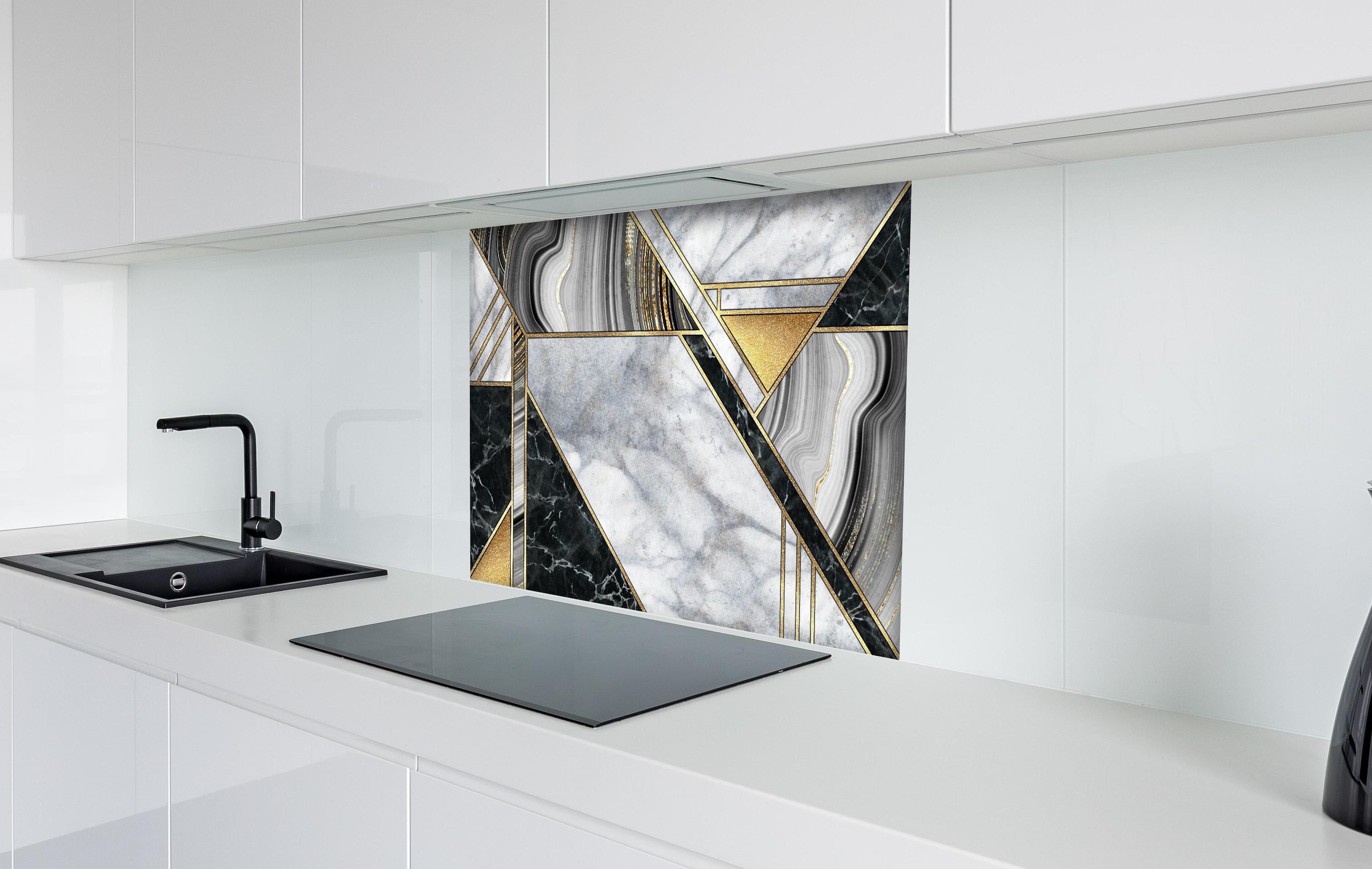 Spritzschutz - abstrakter Art Deco Hintergrund hinter einem Cerankochfeld zwischen Holz-Kochutensilien
