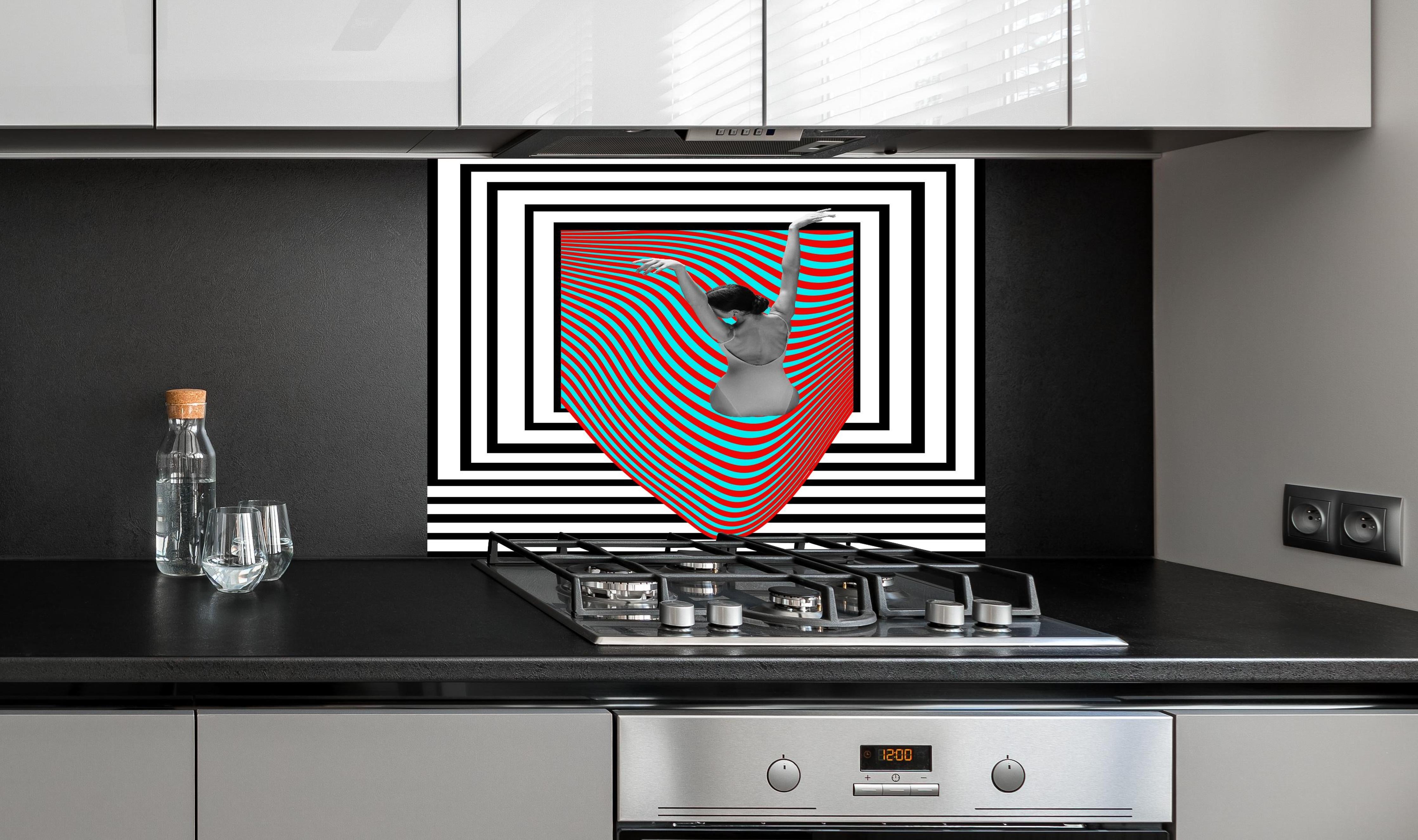Spritzschutz - ästhetische Kunstkollage mit Model hinter einem Cerankochfeld zwischen Holz-Kochutensilien
