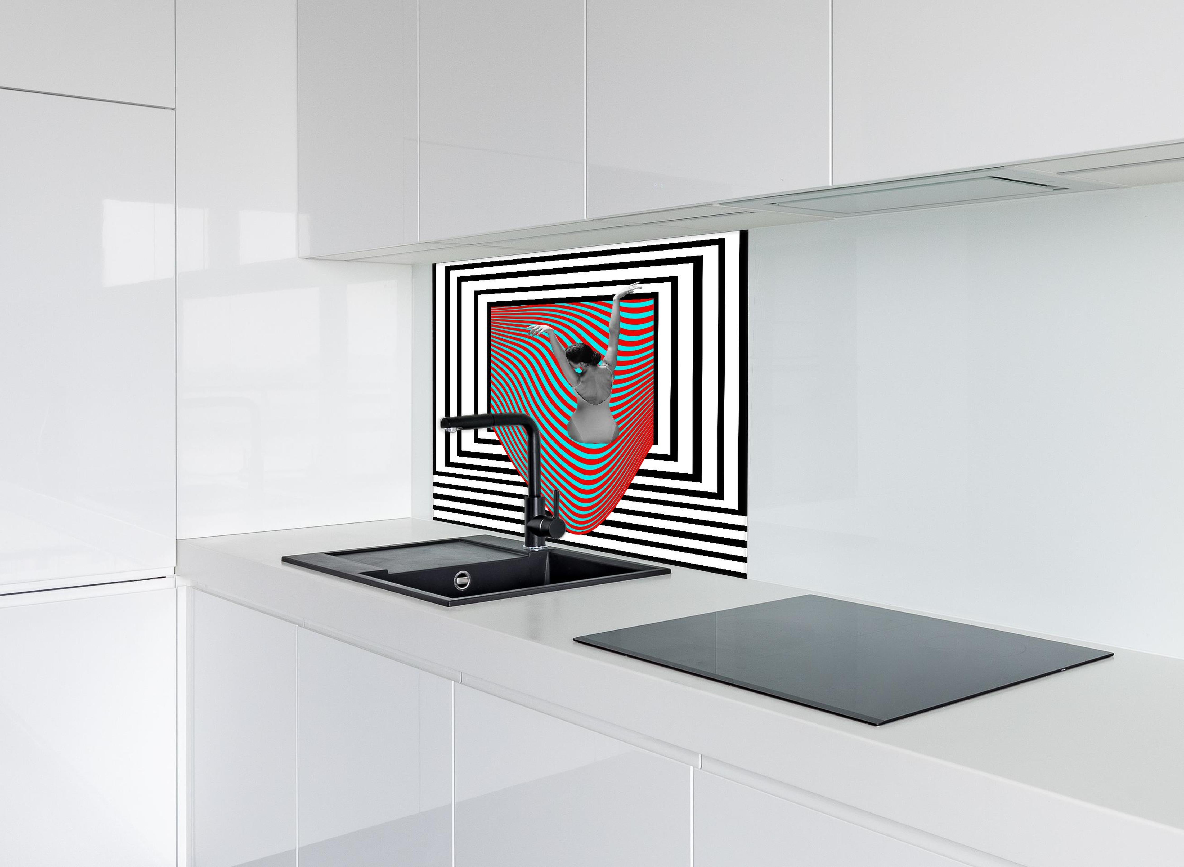 Spritzschutz - ästhetische Kunstkollage mit Model hinter einem Cerankochfeld zwischen Holz-Kochutensilien
