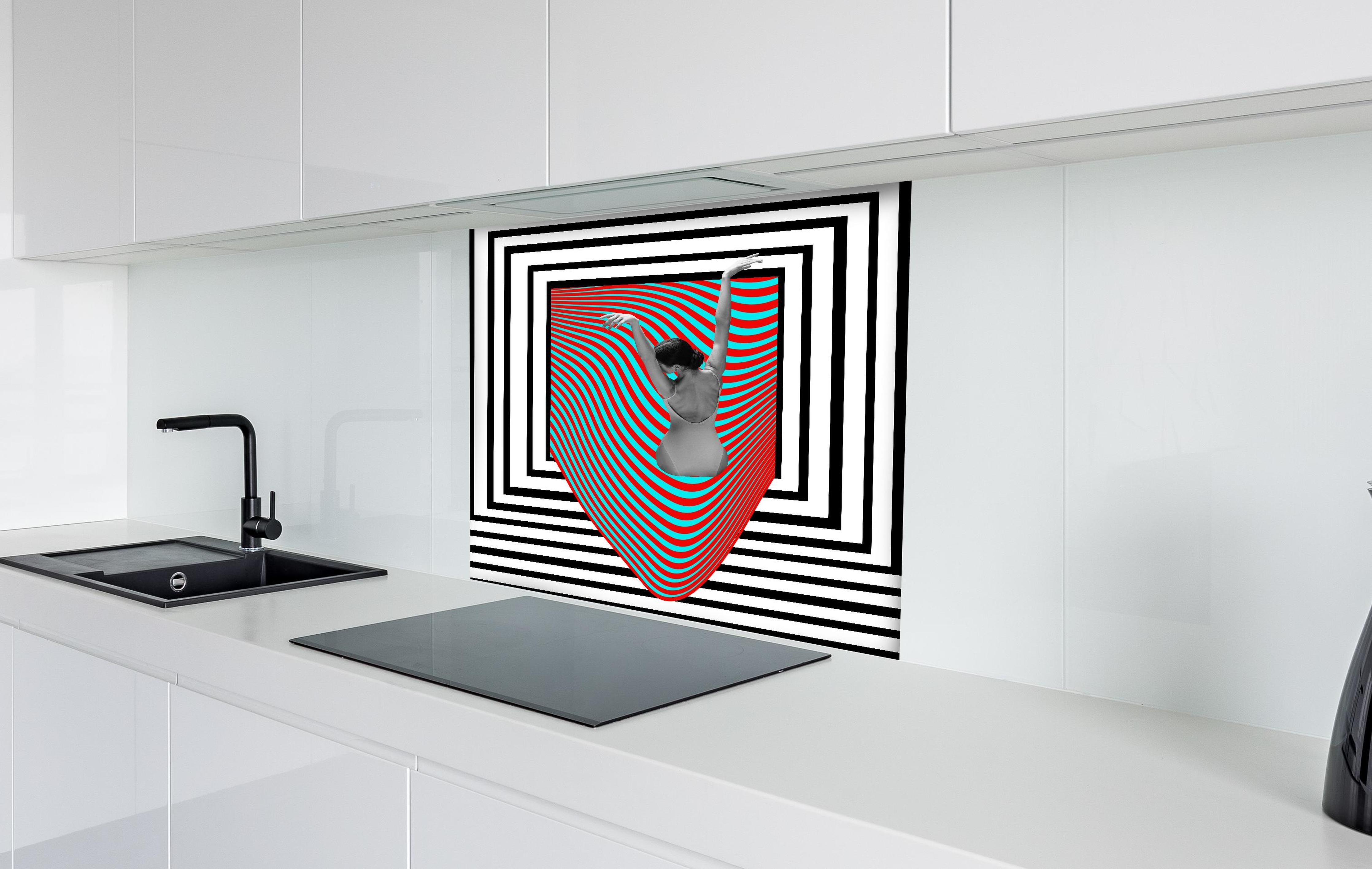 Spritzschutz - ästhetische Kunstkollage mit Model hinter einem Cerankochfeld zwischen Holz-Kochutensilien
