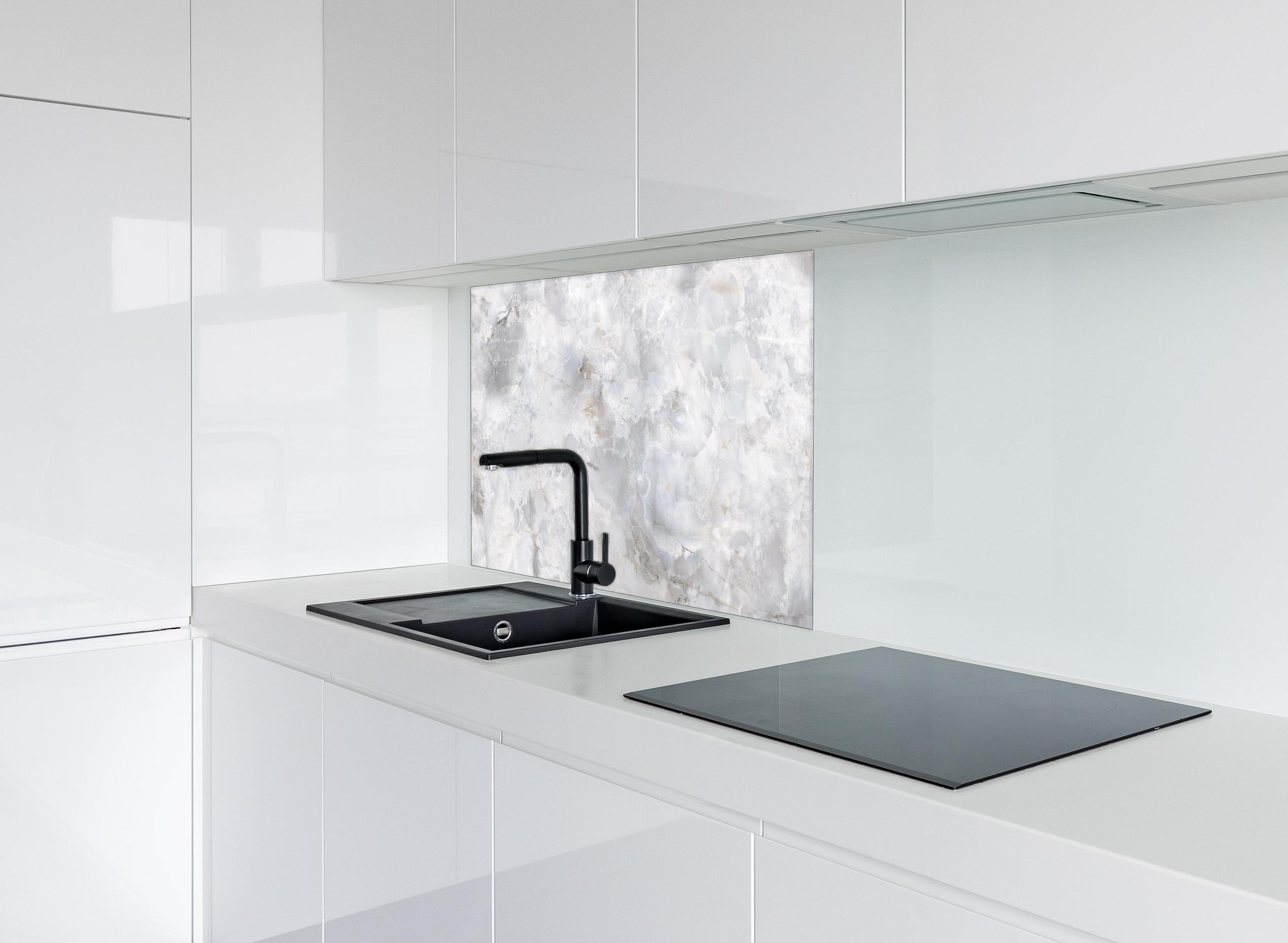 Spritzschutz - onyx marmor textur hinter einem Cerankochfeld zwischen Holz-Kochutensilien
