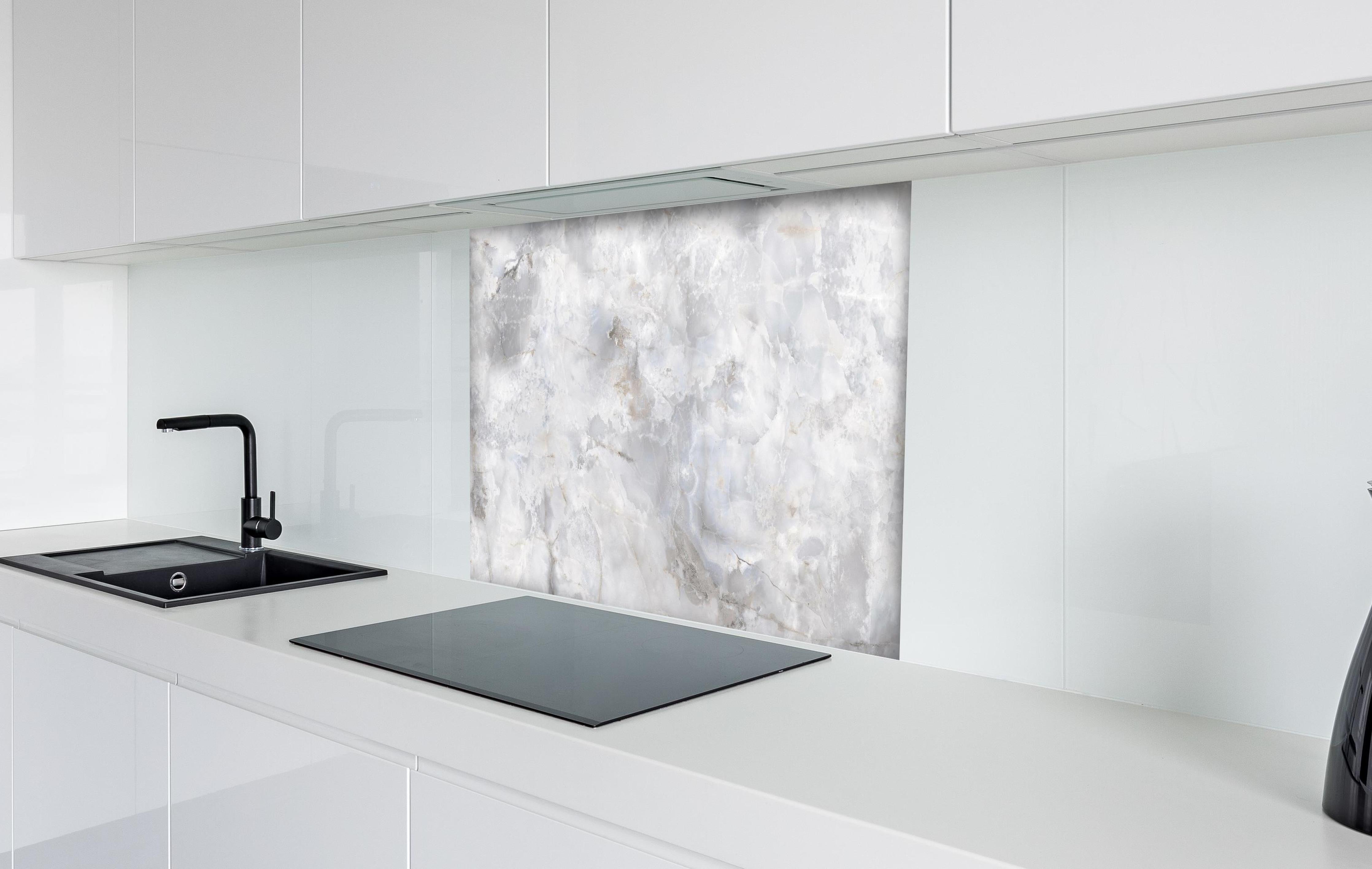 Spritzschutz - onyx marmor textur hinter einem Cerankochfeld zwischen Holz-Kochutensilien
